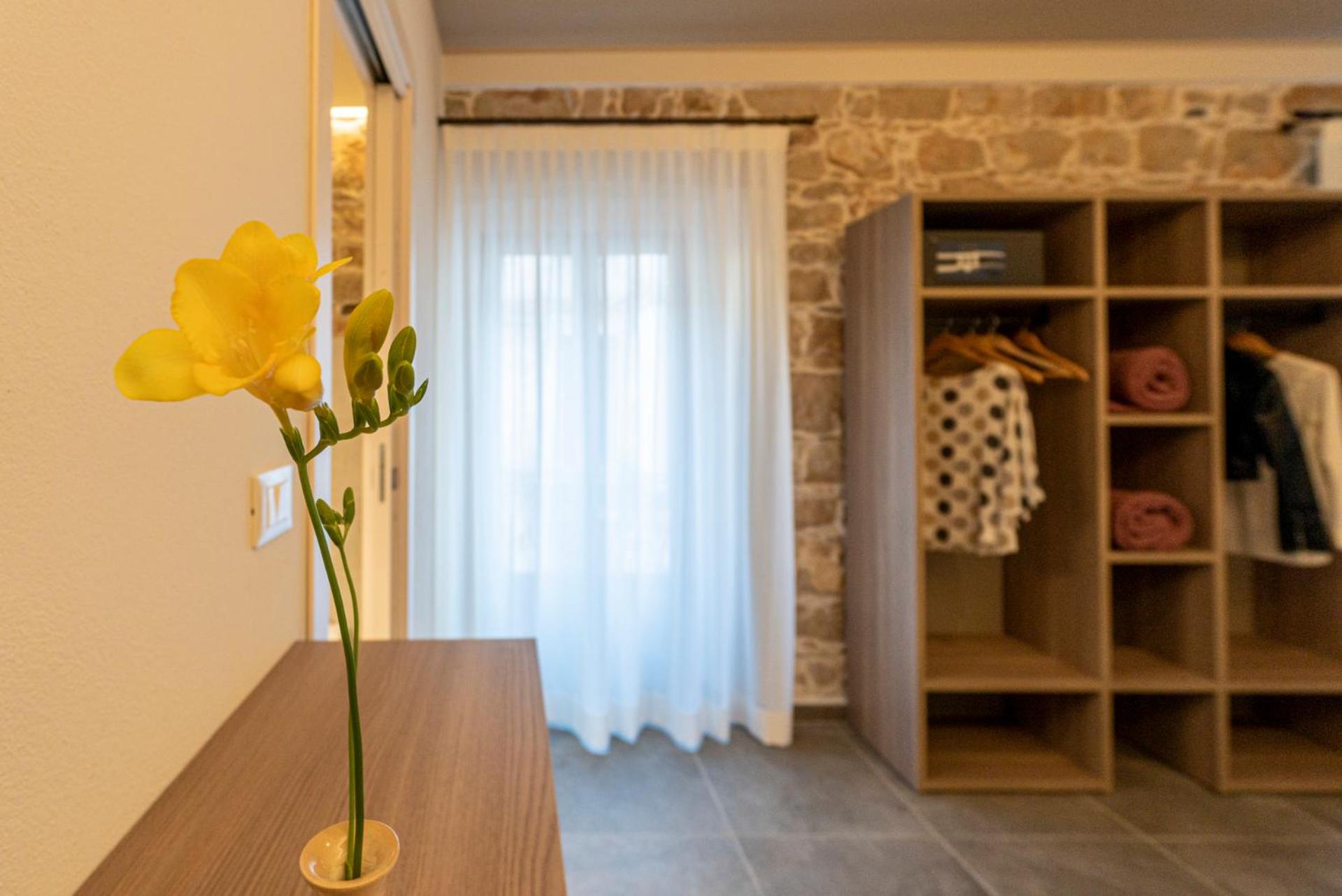 Deluxe Room with small balcony - Photo 5
