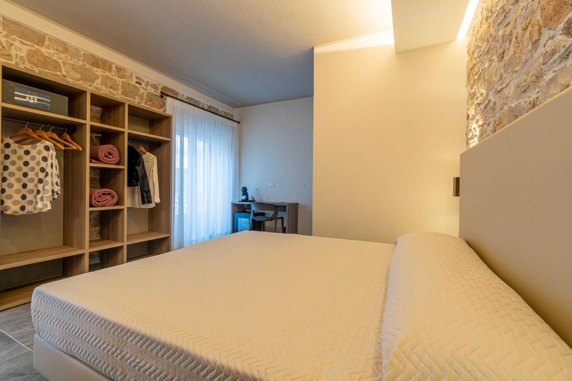 Deluxe Room with small balcony - Photo 9