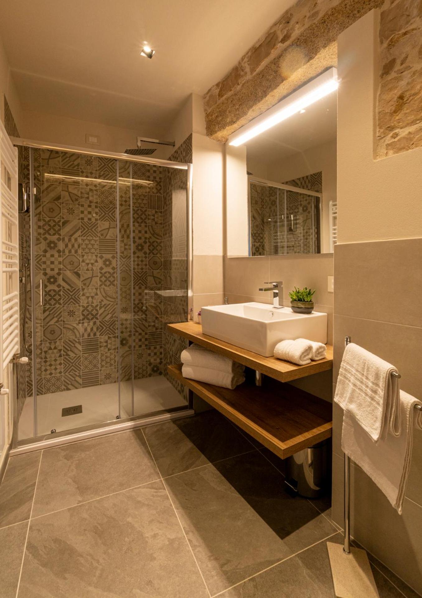 Deluxe Room with small balcony - Photo 10