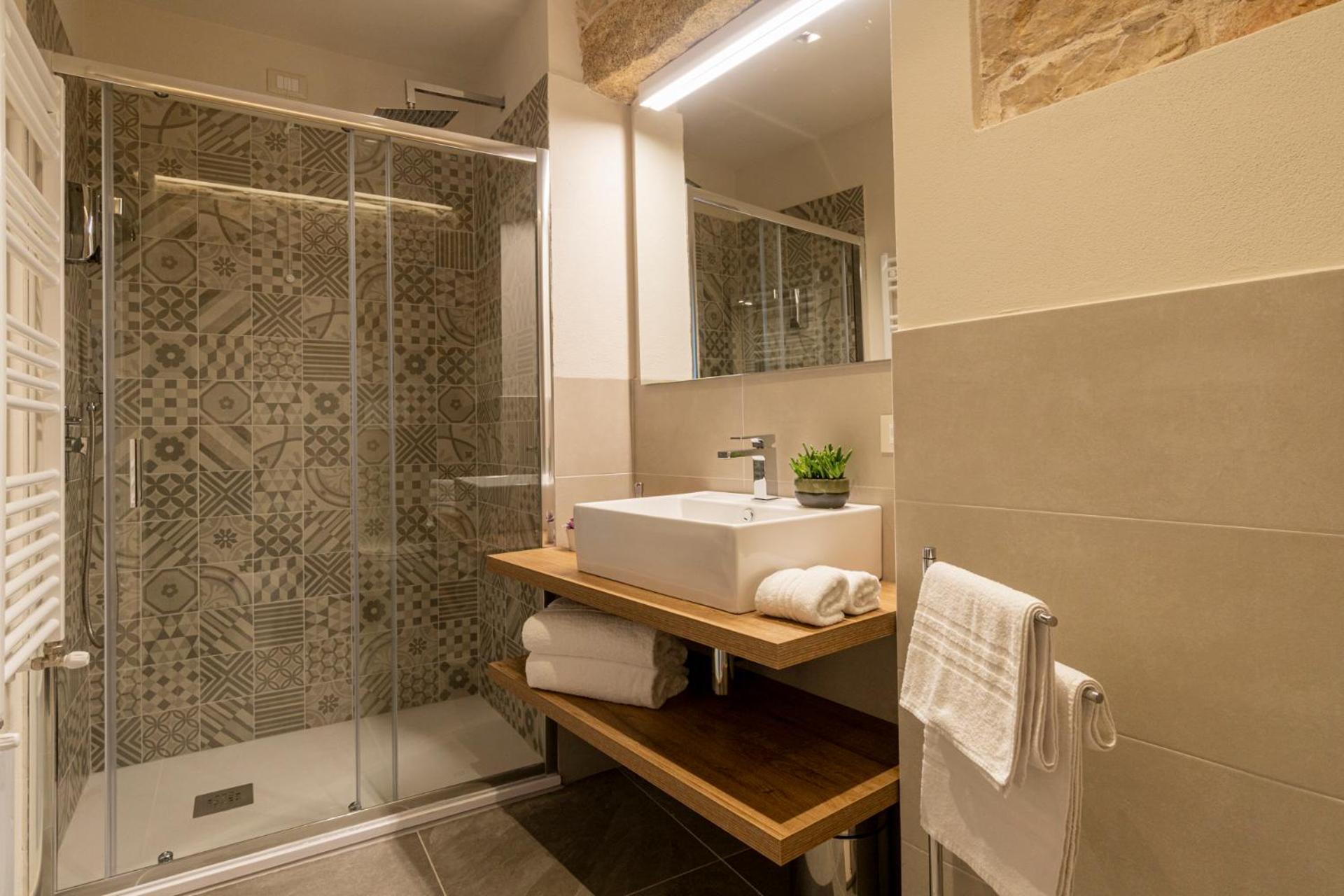 Deluxe Room with small balcony - Photo 8