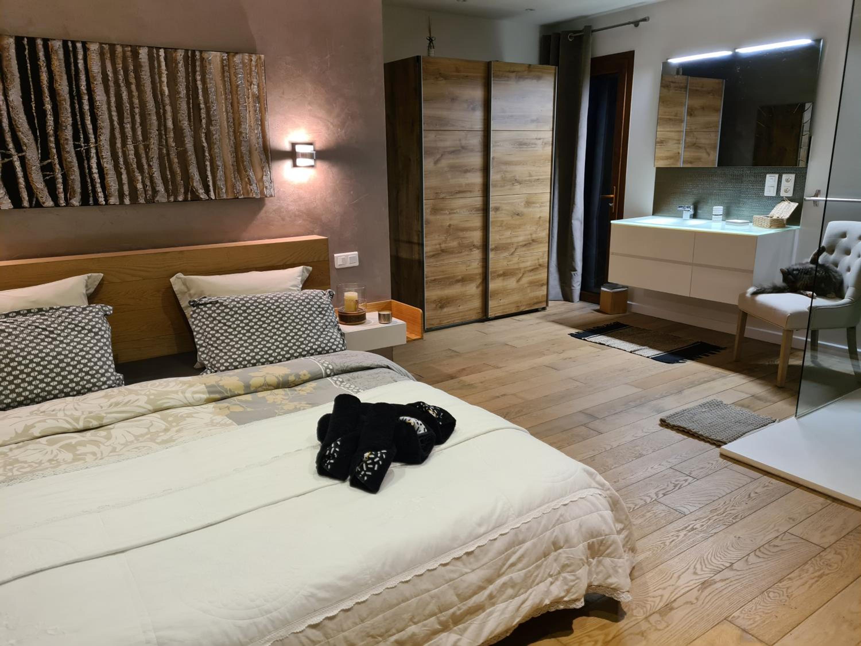 Deluxe Double Room (2 Adults + 1 Child) - Photo 9