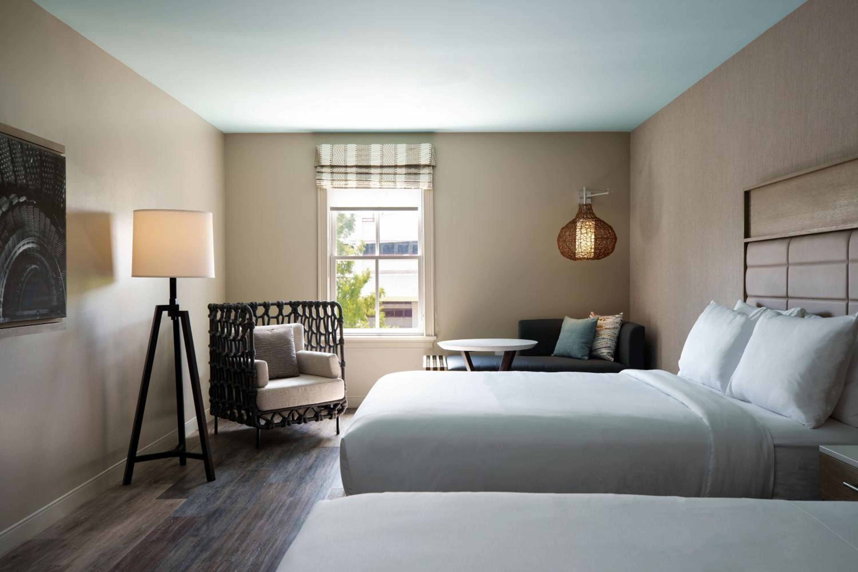 Queen Room with Two Queen Beds - Non-Smoking - Photo 3