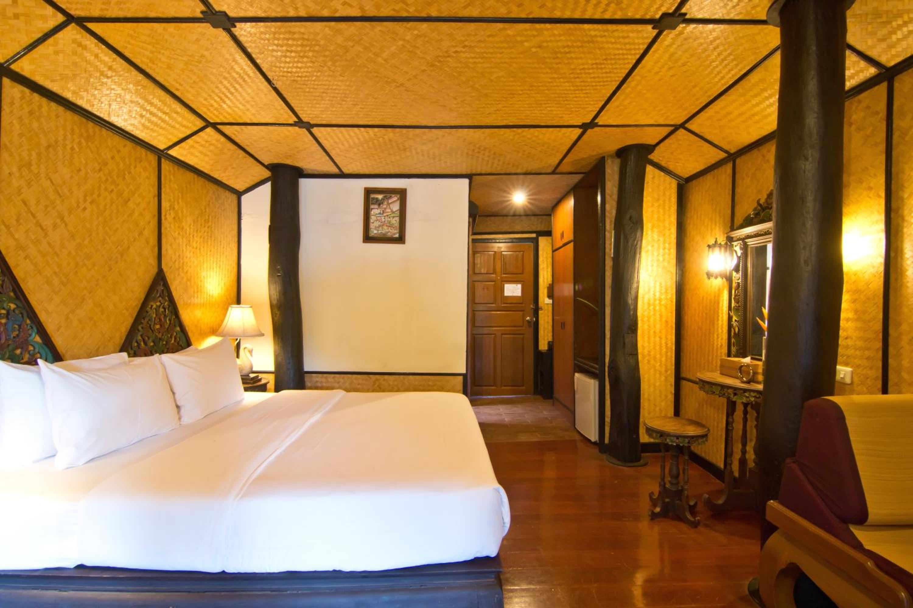 Lakeview Deluxe with Balcony - Photo 4