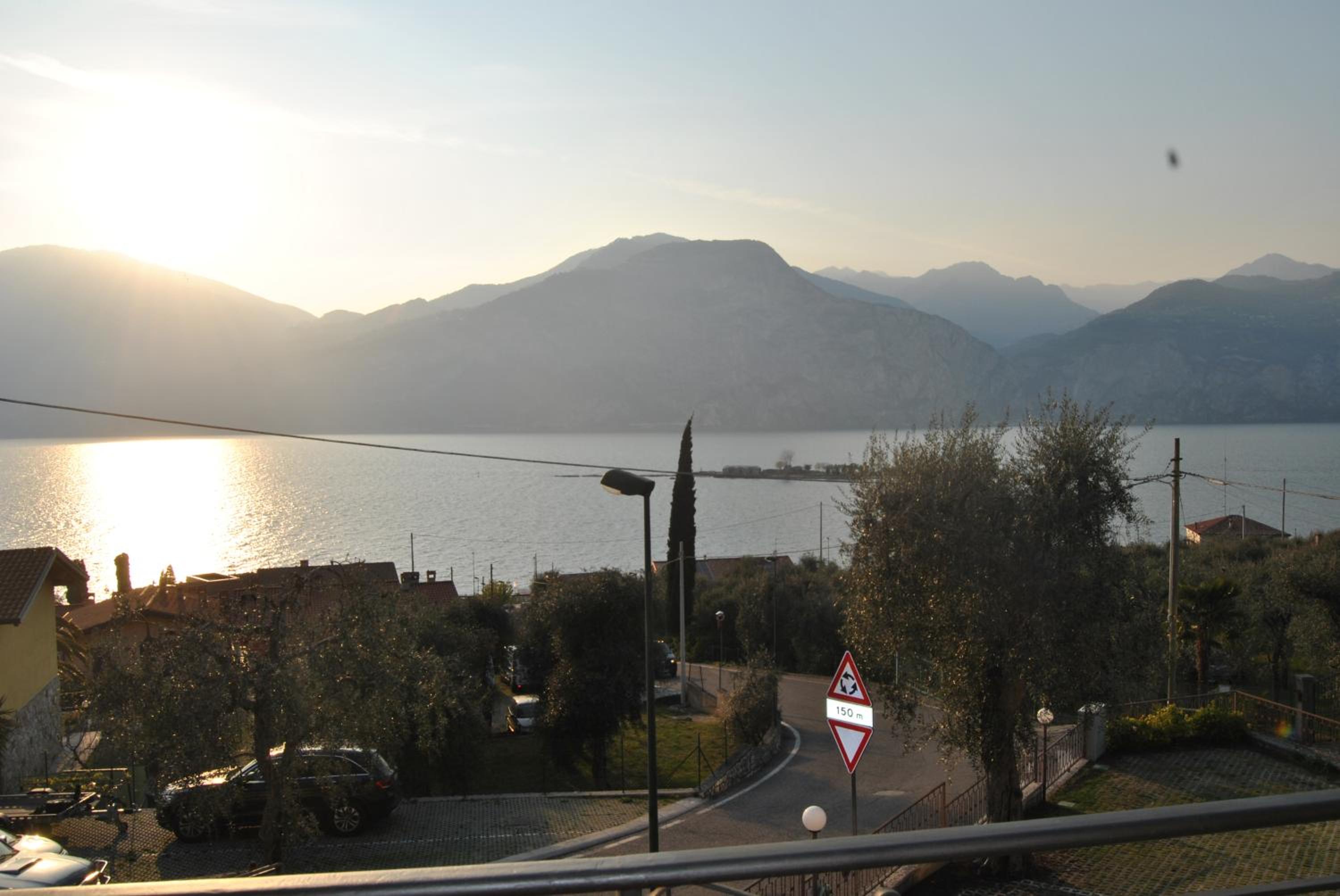 Triple Room with Balcony and Lake View - Photo 11