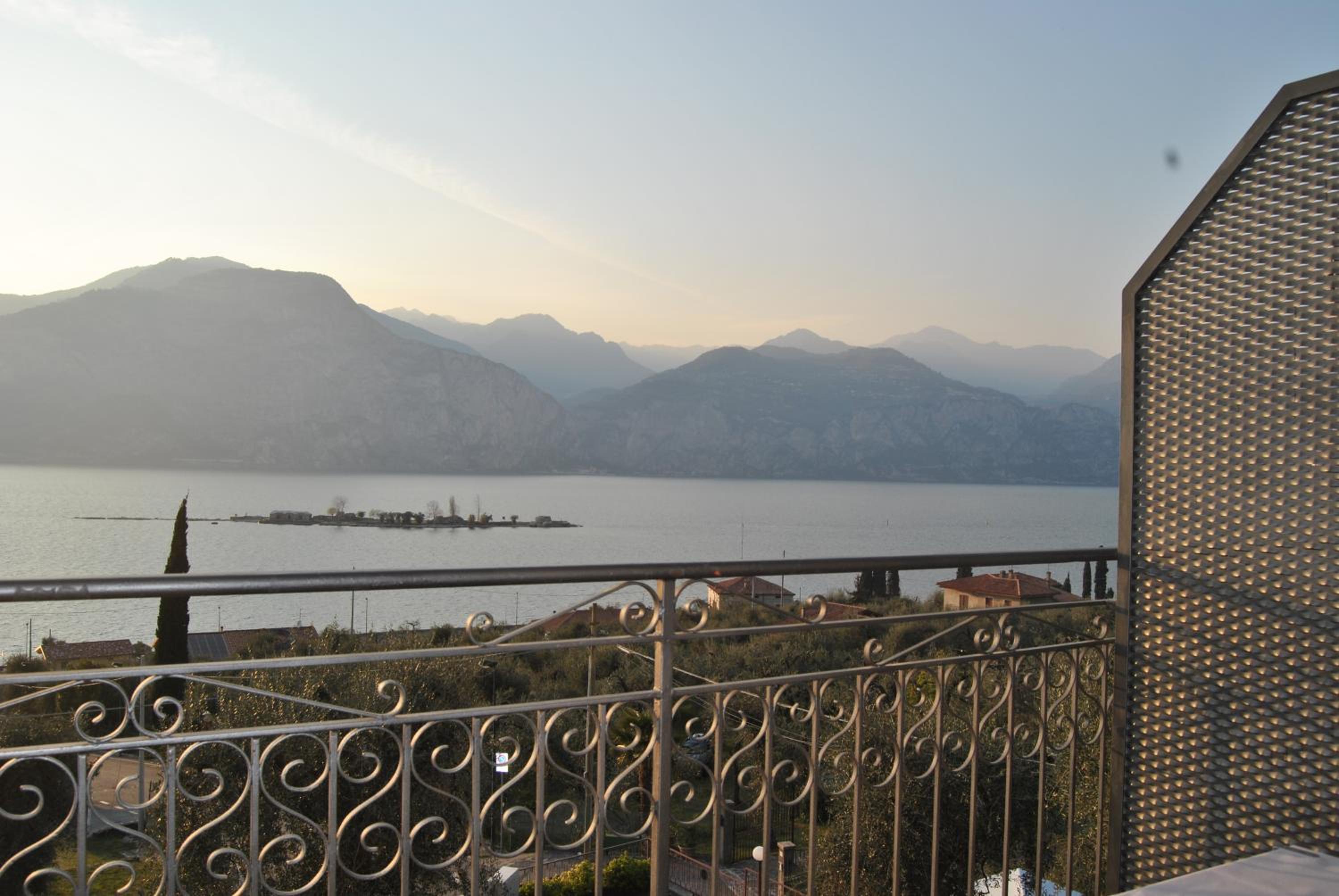 Triple Room with Balcony and Lake View - Photo 6