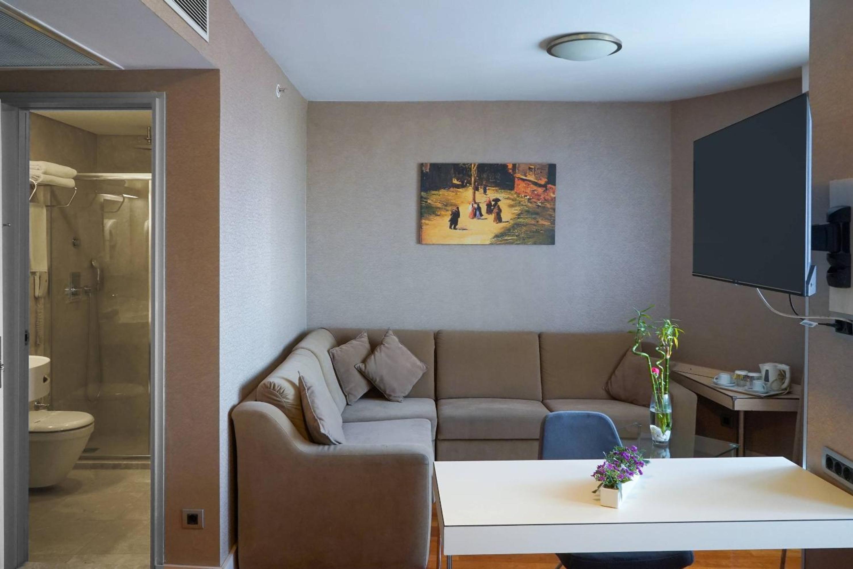 Superior Family Room photo 3
