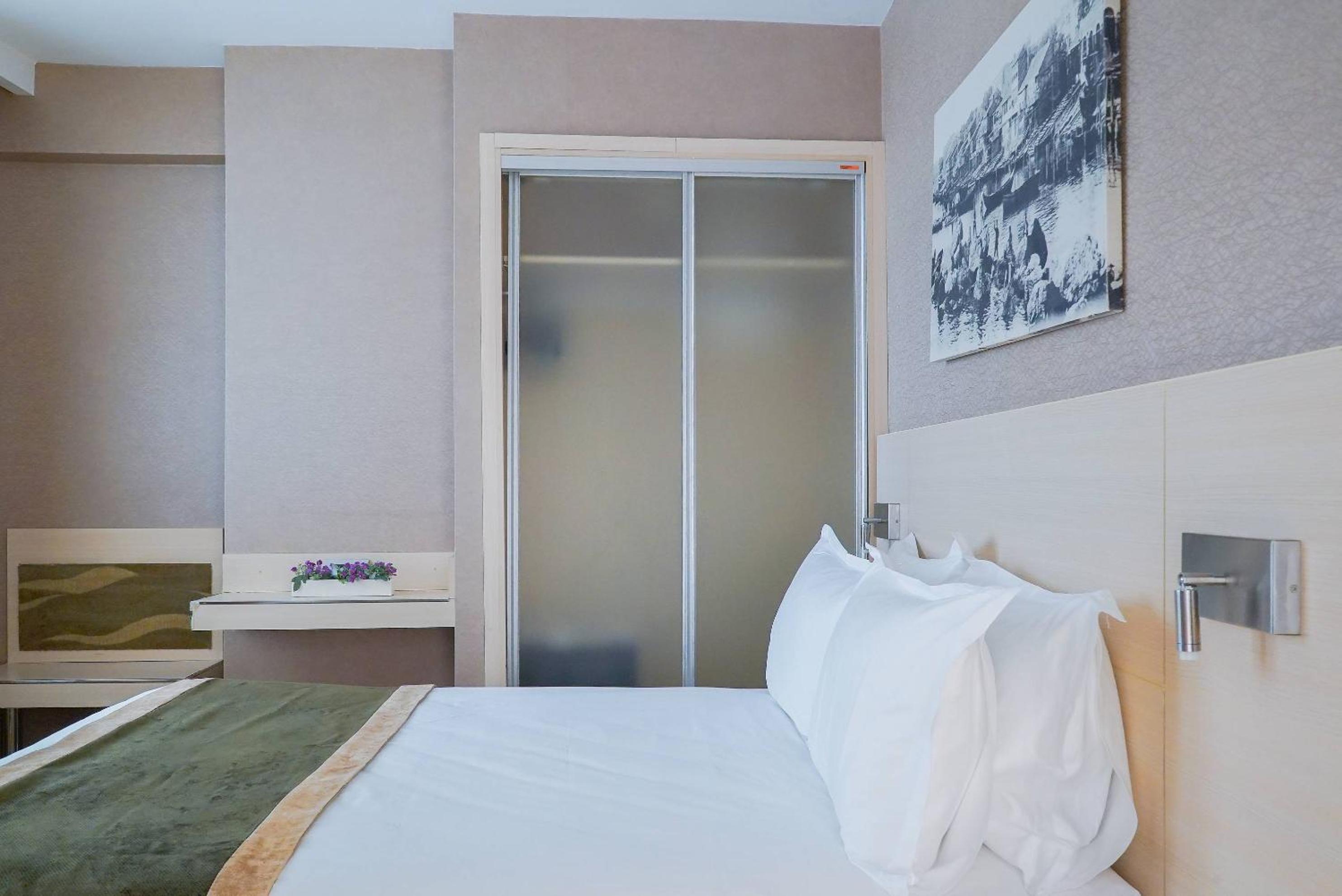 Standard Double or Twin Room photo 3