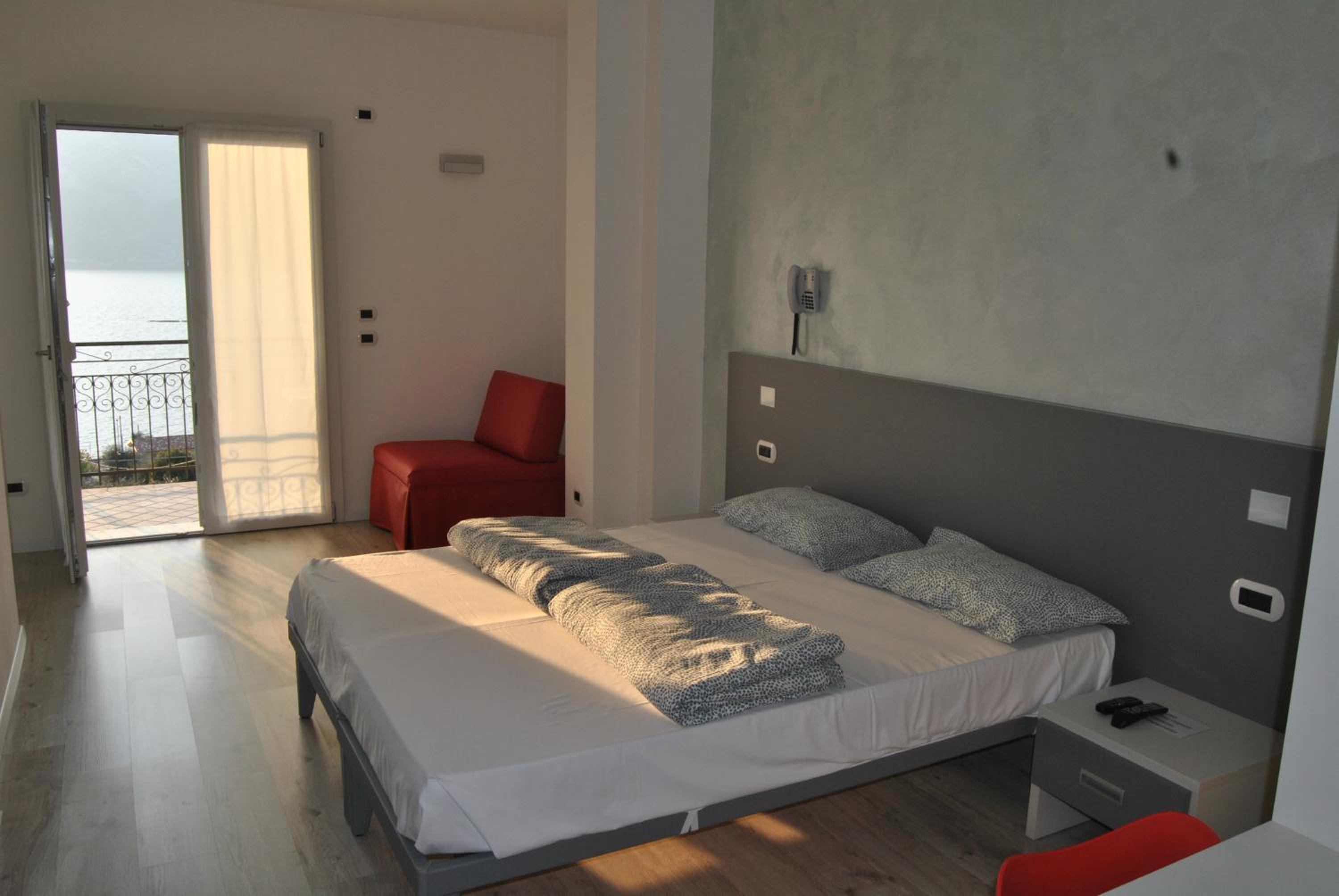 Triple Room with Balcony and Lake View - Photo 8