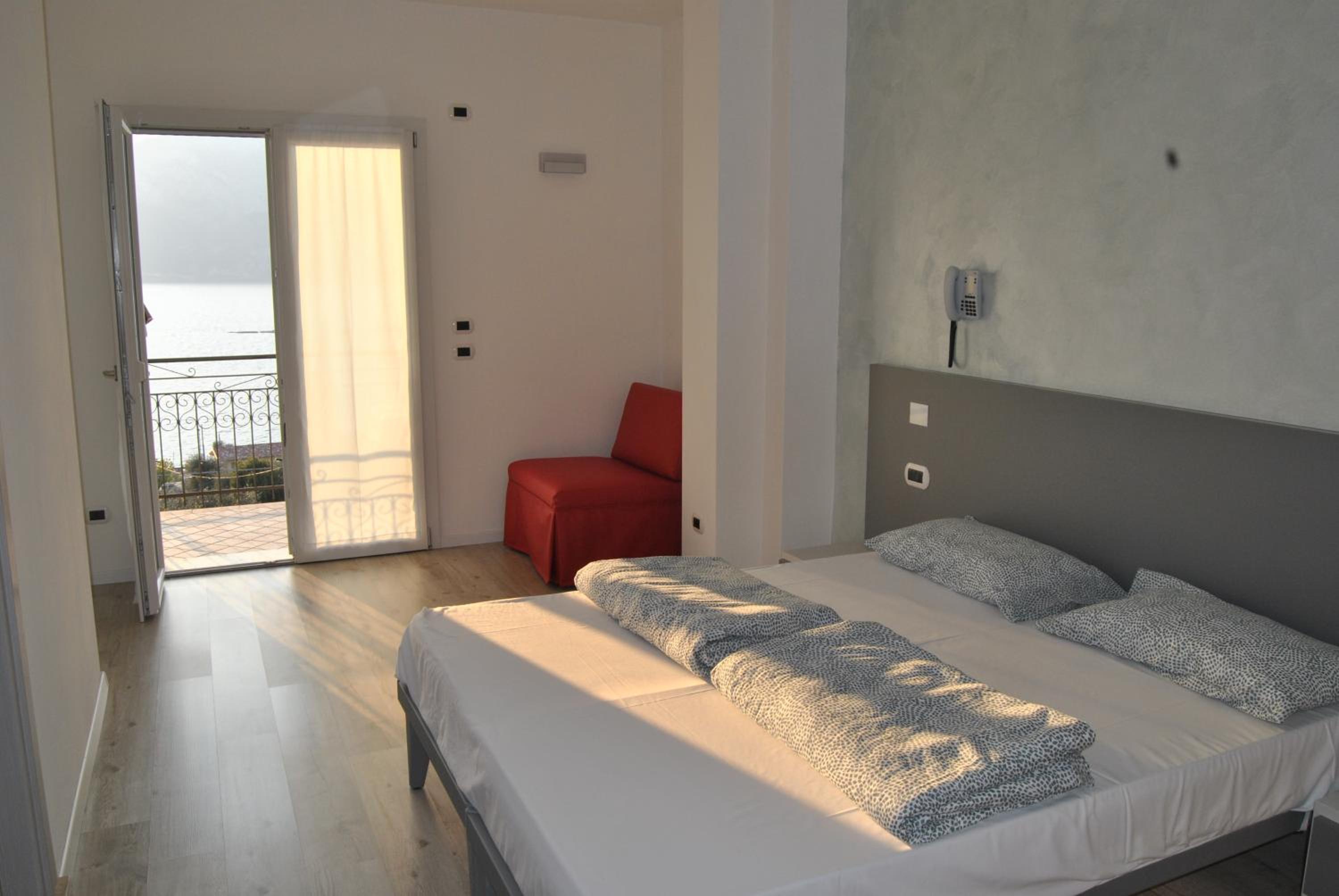 Triple Room with Balcony and Lake View - Photo 1
