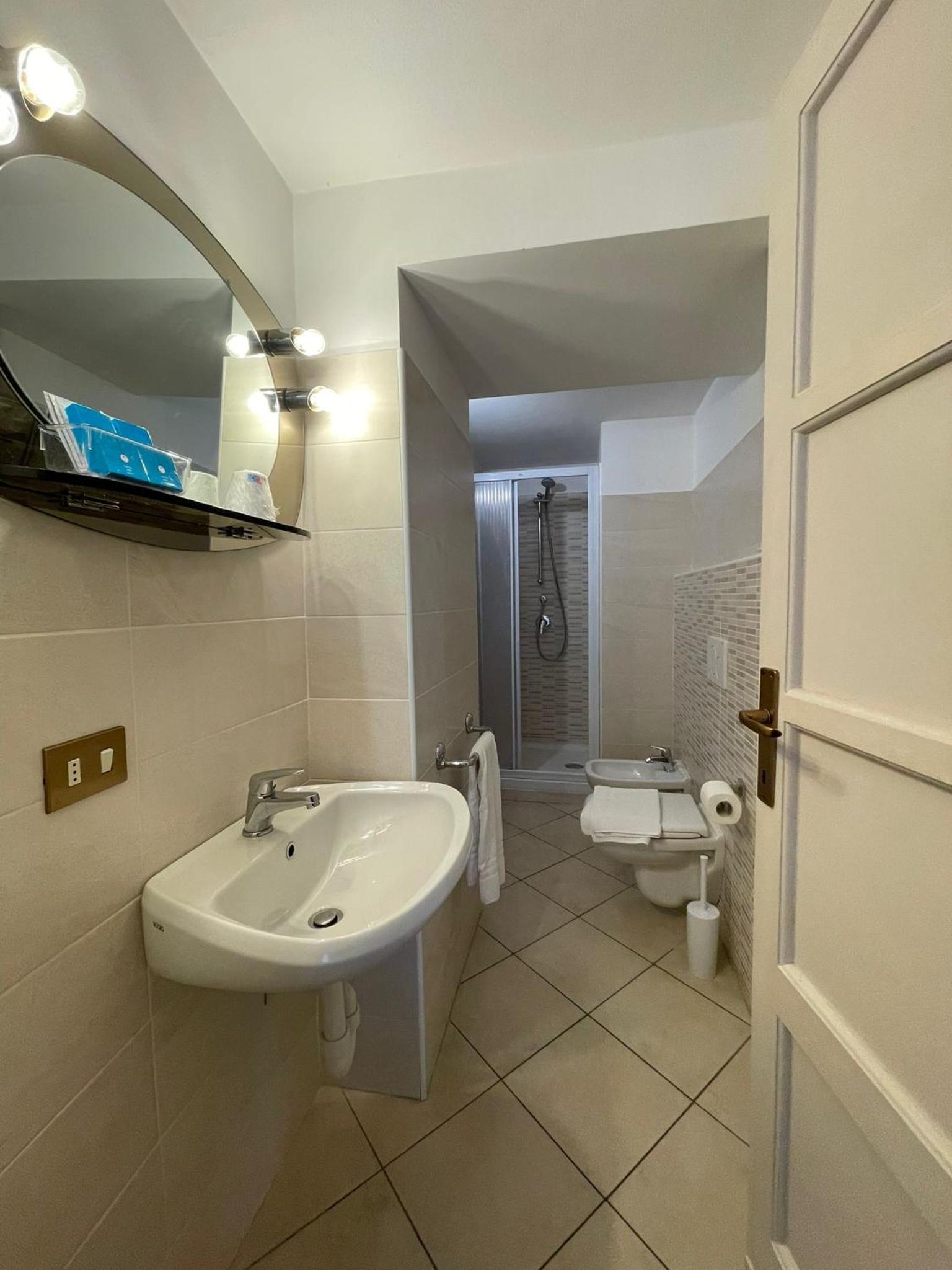 Double Room - Photo 11