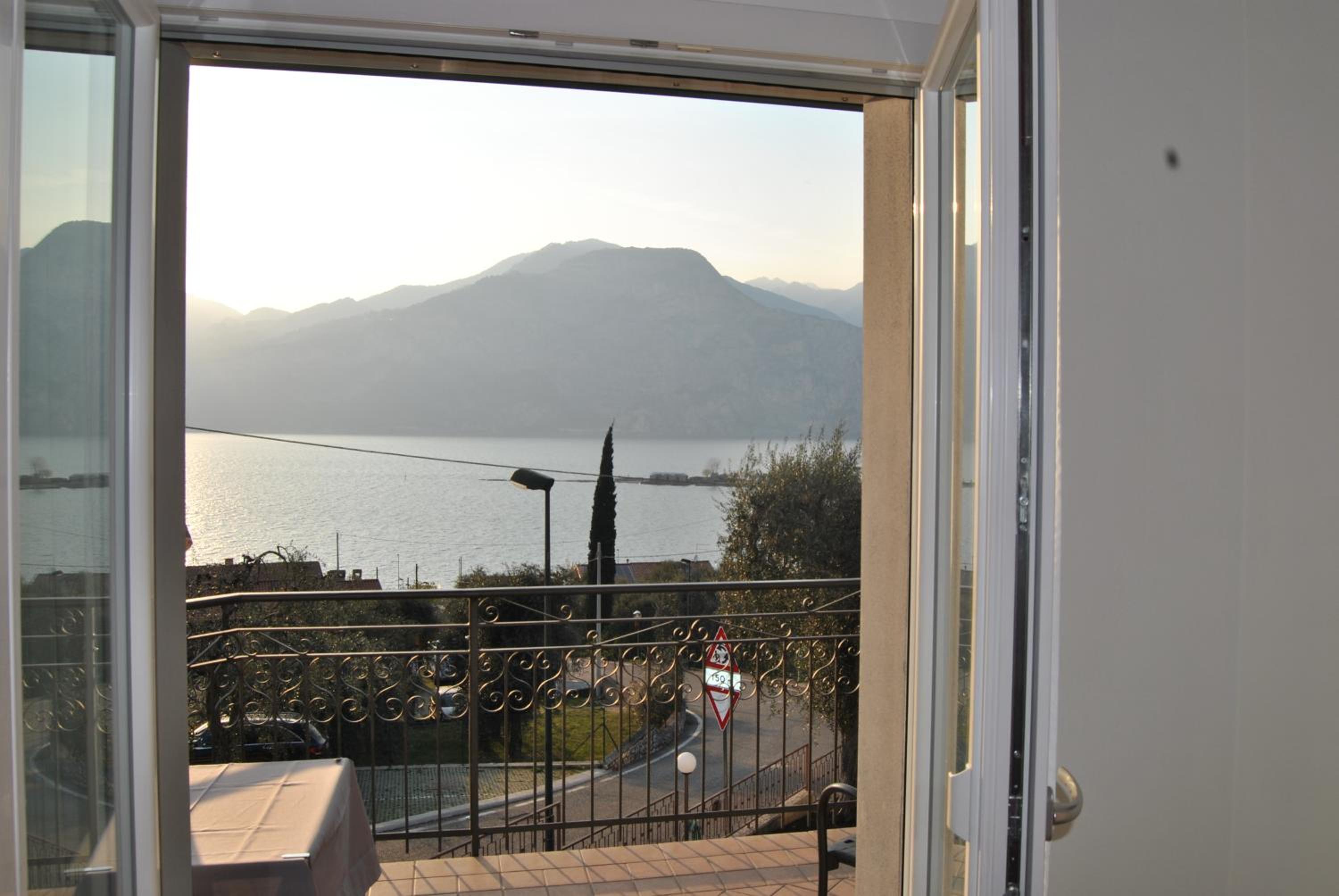 Junior Suite with Balcony and Lake View and Kitchenette photo 2