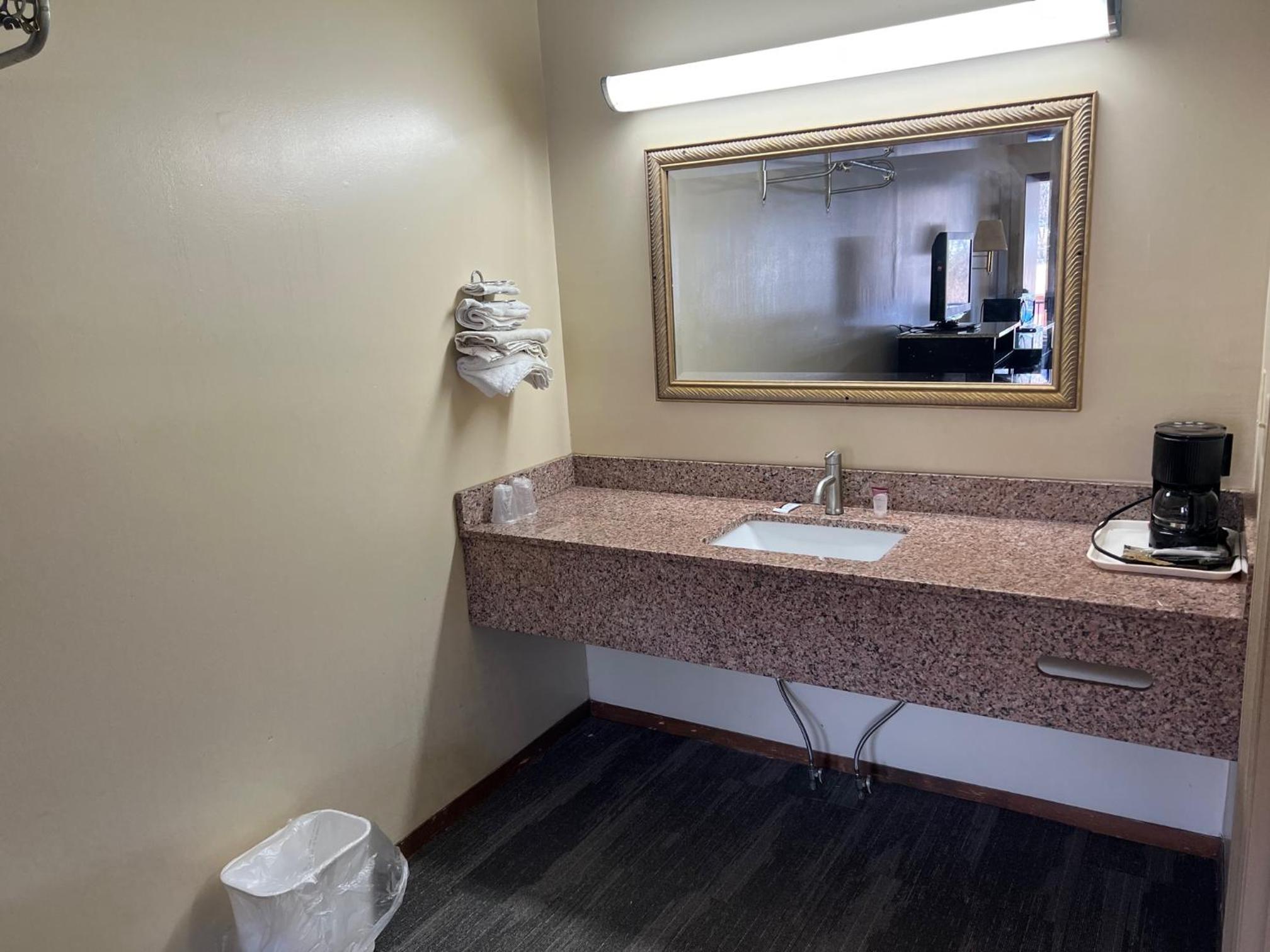 King Room - Non-Smoking photo 3