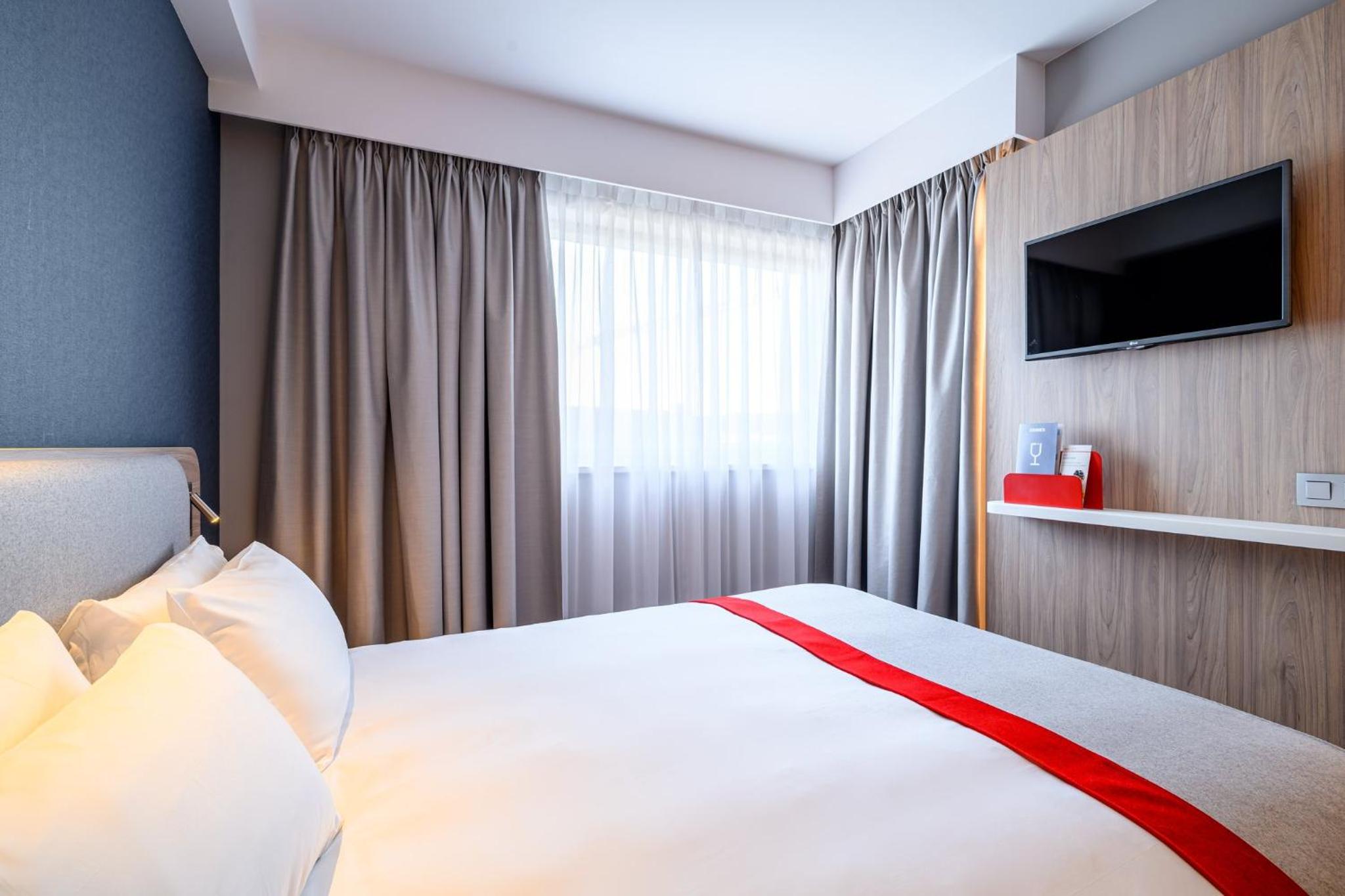 Standard Room with Free Breakfast - Photo 4