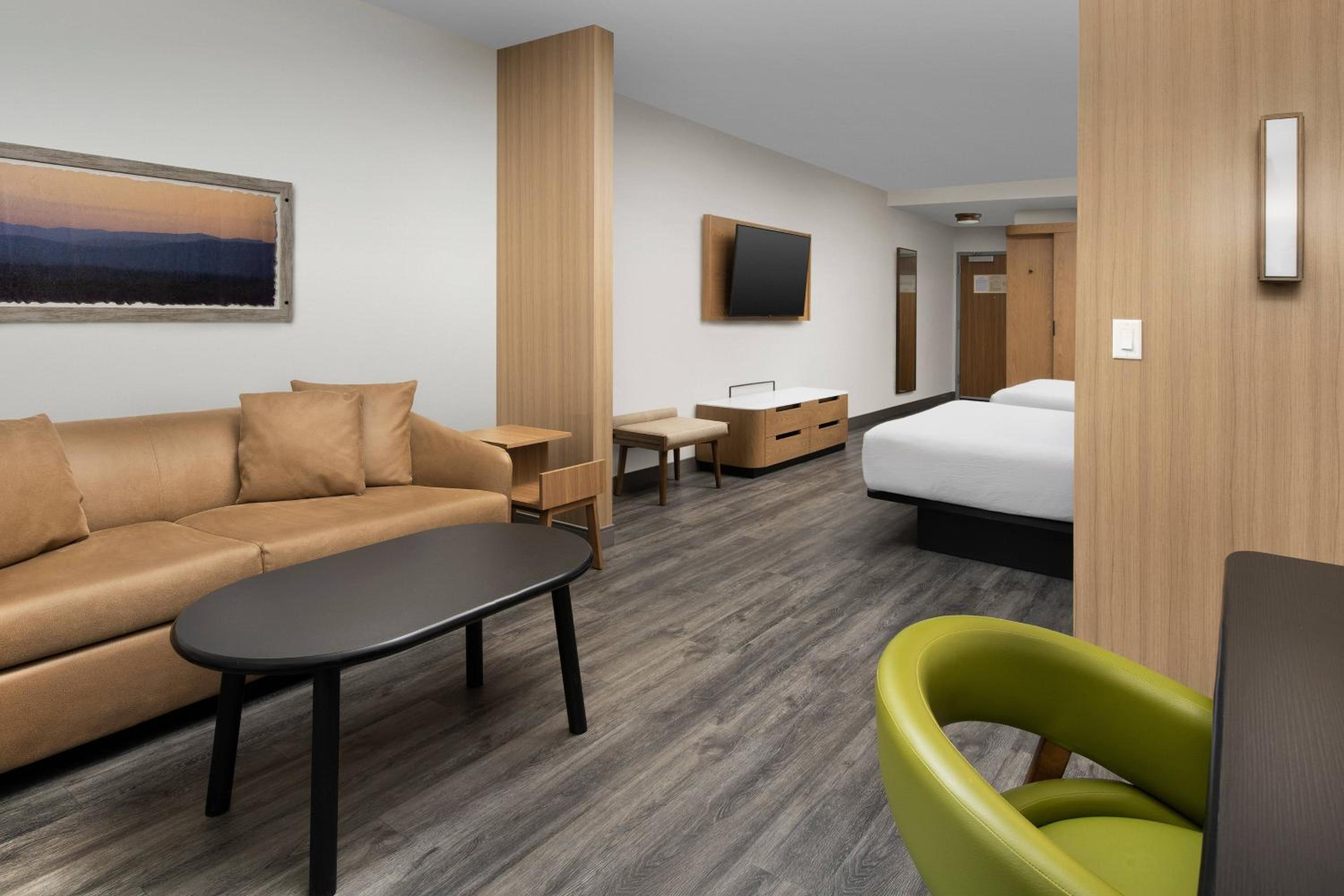 Suite with Two Queen Beds, Sofa Bed and Adapted Tub - Mobility Accessible