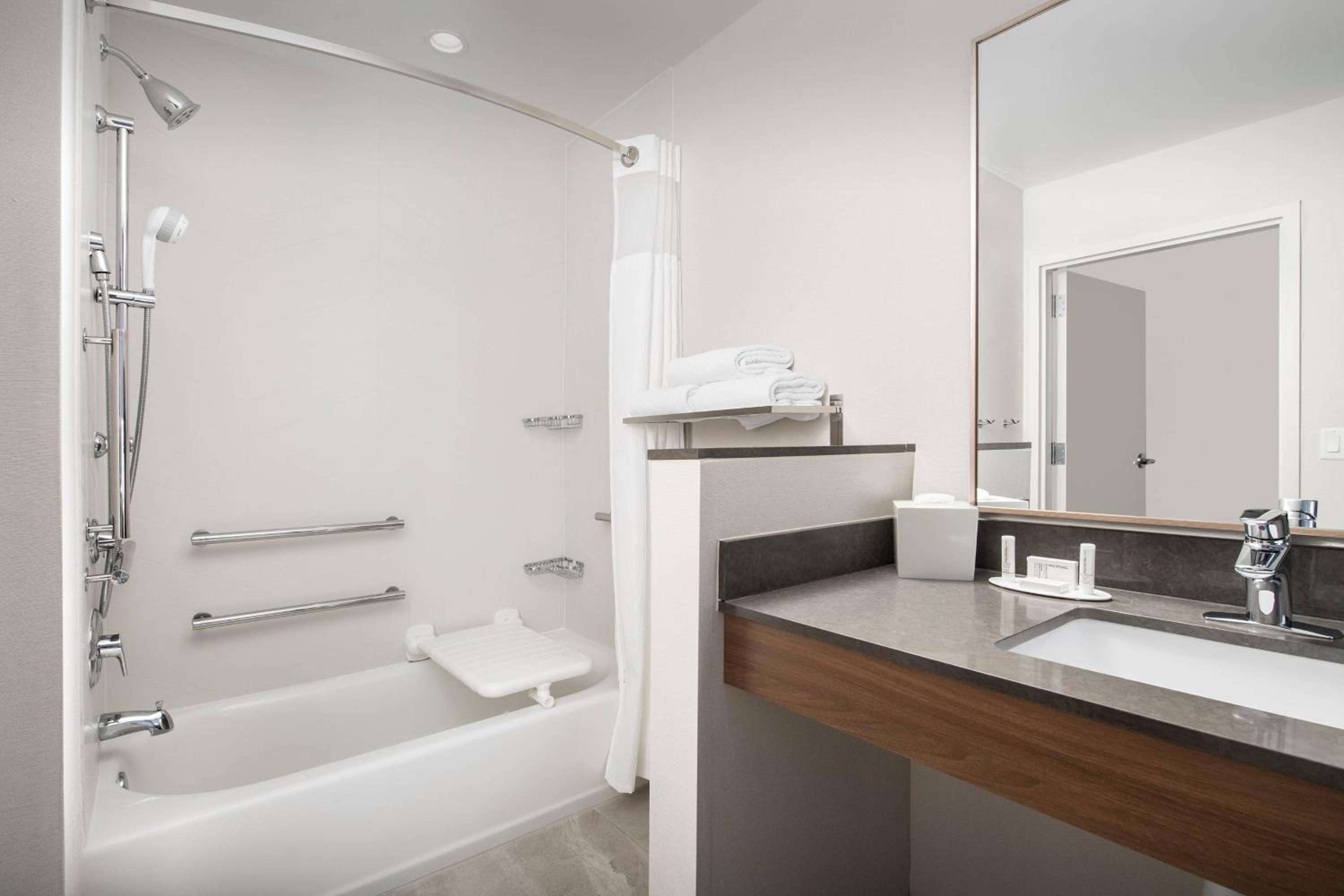 Suite with Two Queen Beds, Sofa Bed and Adapted Tub - Mobility Accessible photo 3