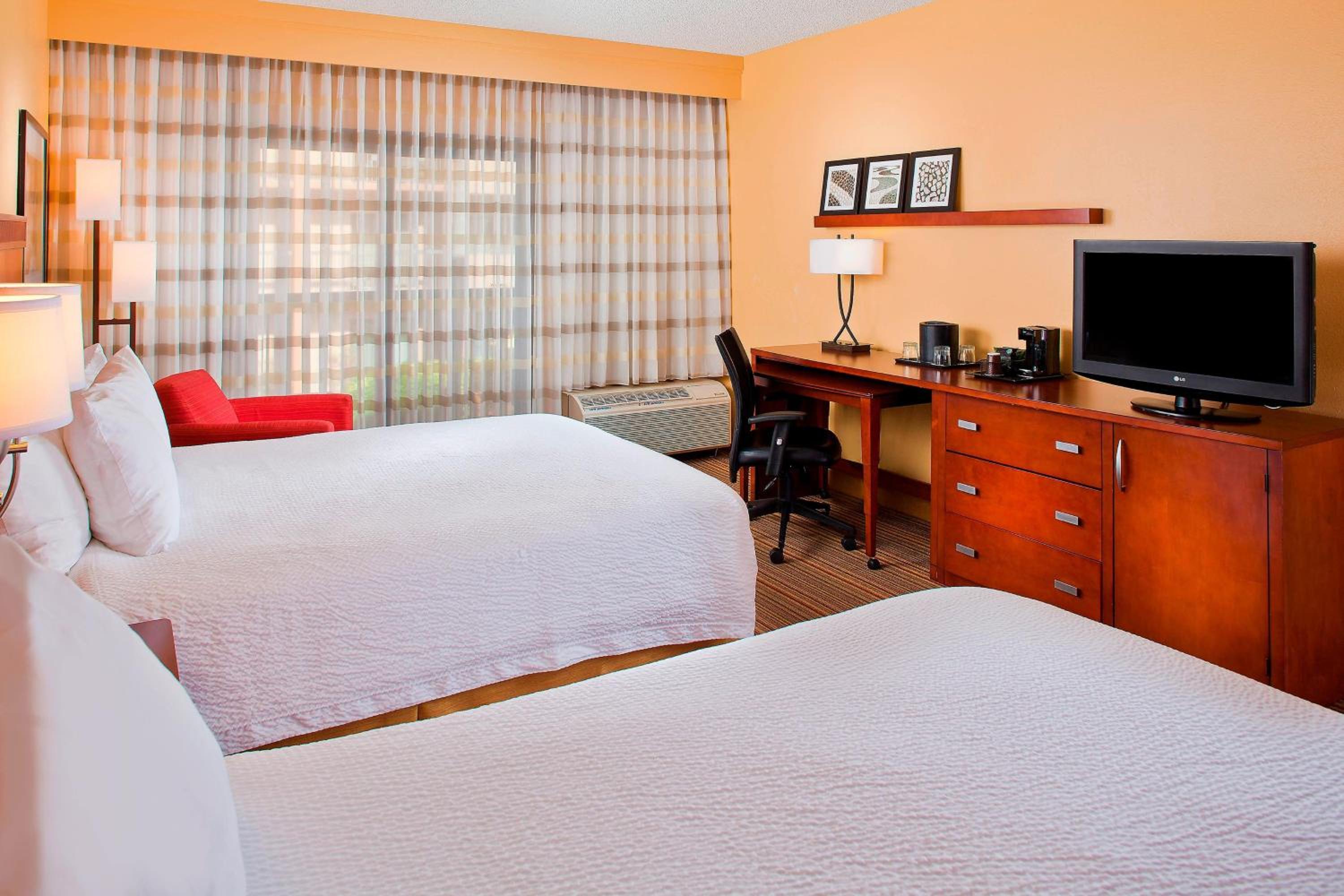 Room, 2 Queen Beds (Mobility/Hearing Access, Roll-In Shwr)