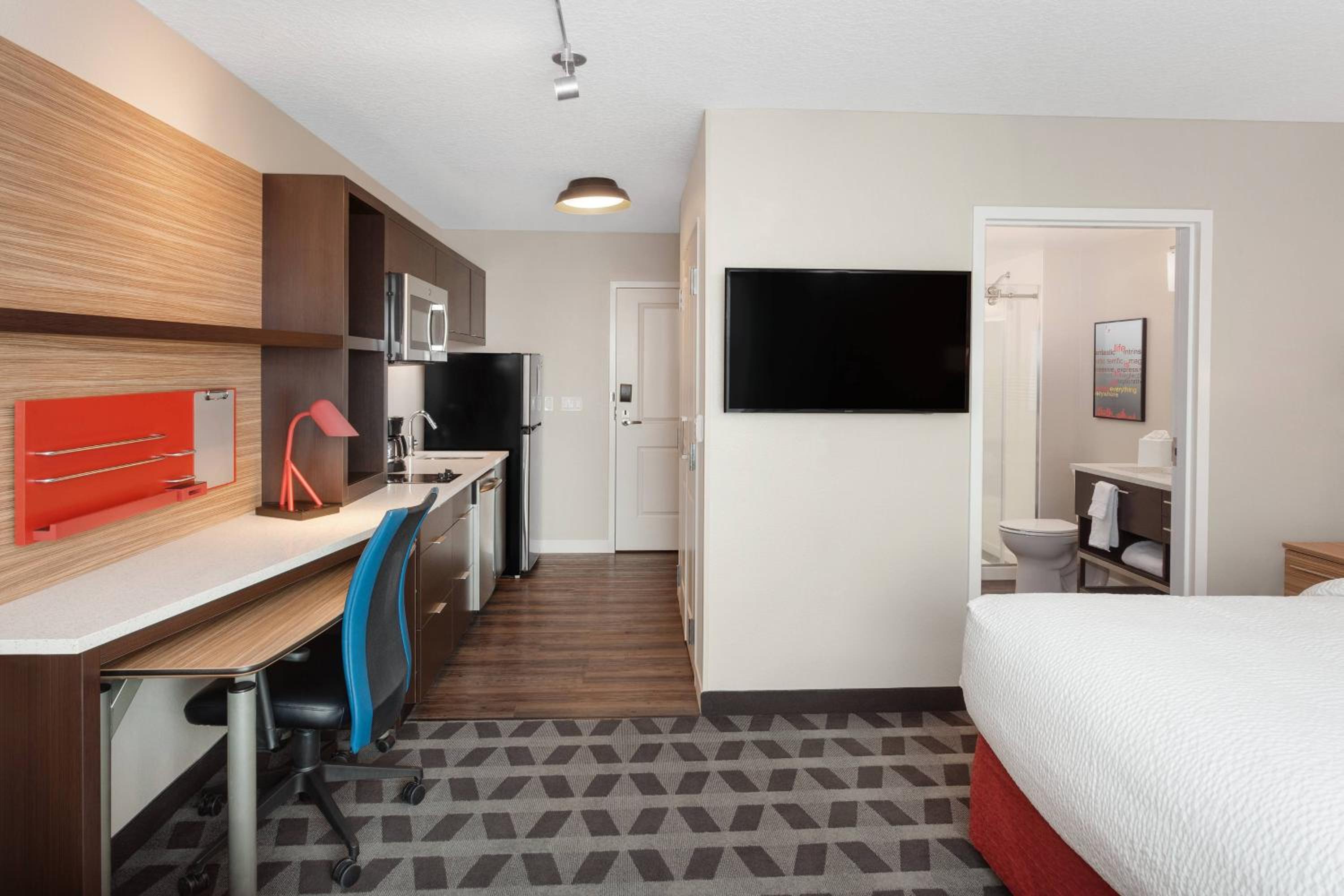 King Studio with Sofa Bed - Hearing Accessible photo 2