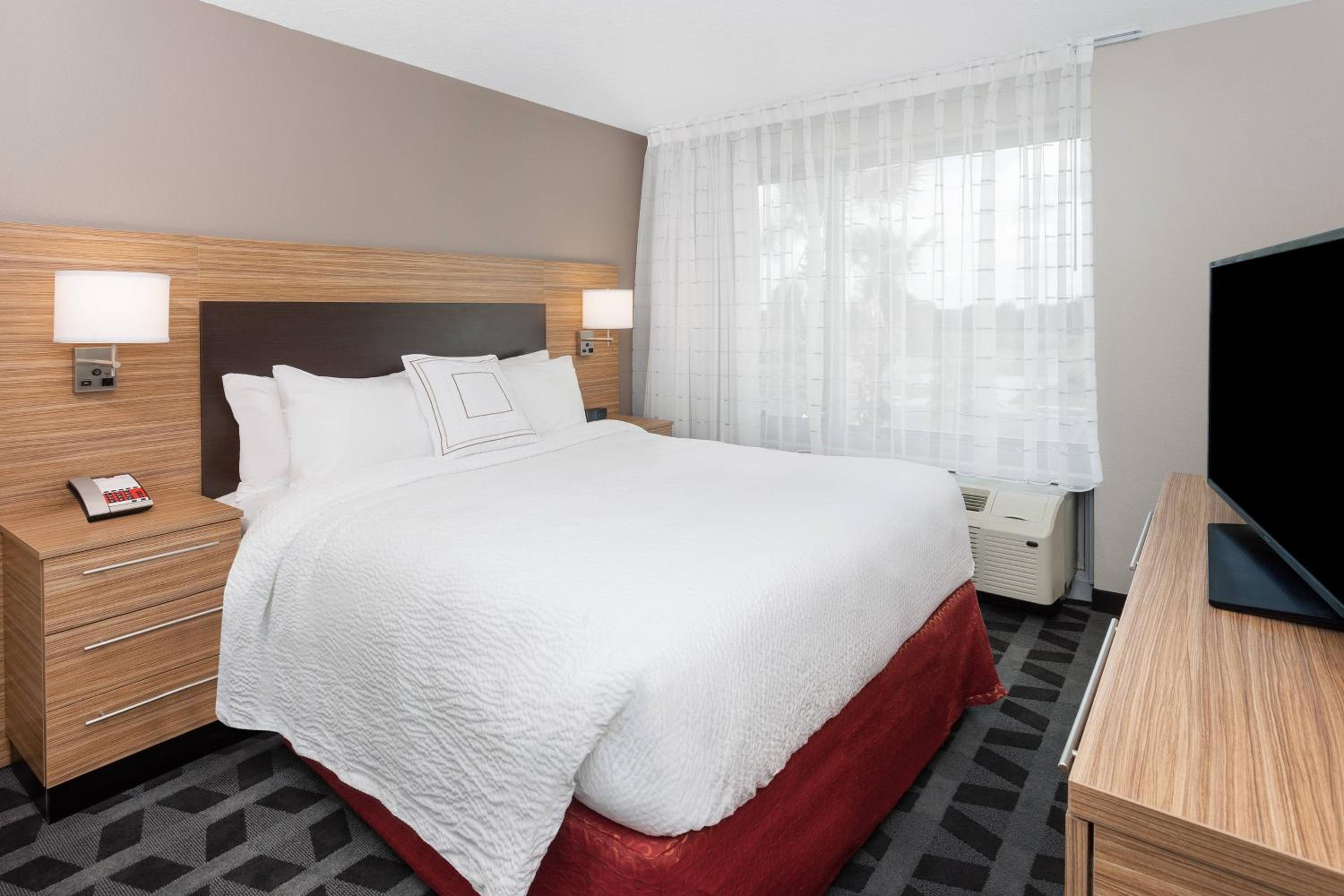 One-Bedroom Suite with Queen and Sofa Bed - Hearing Accessible photo 3