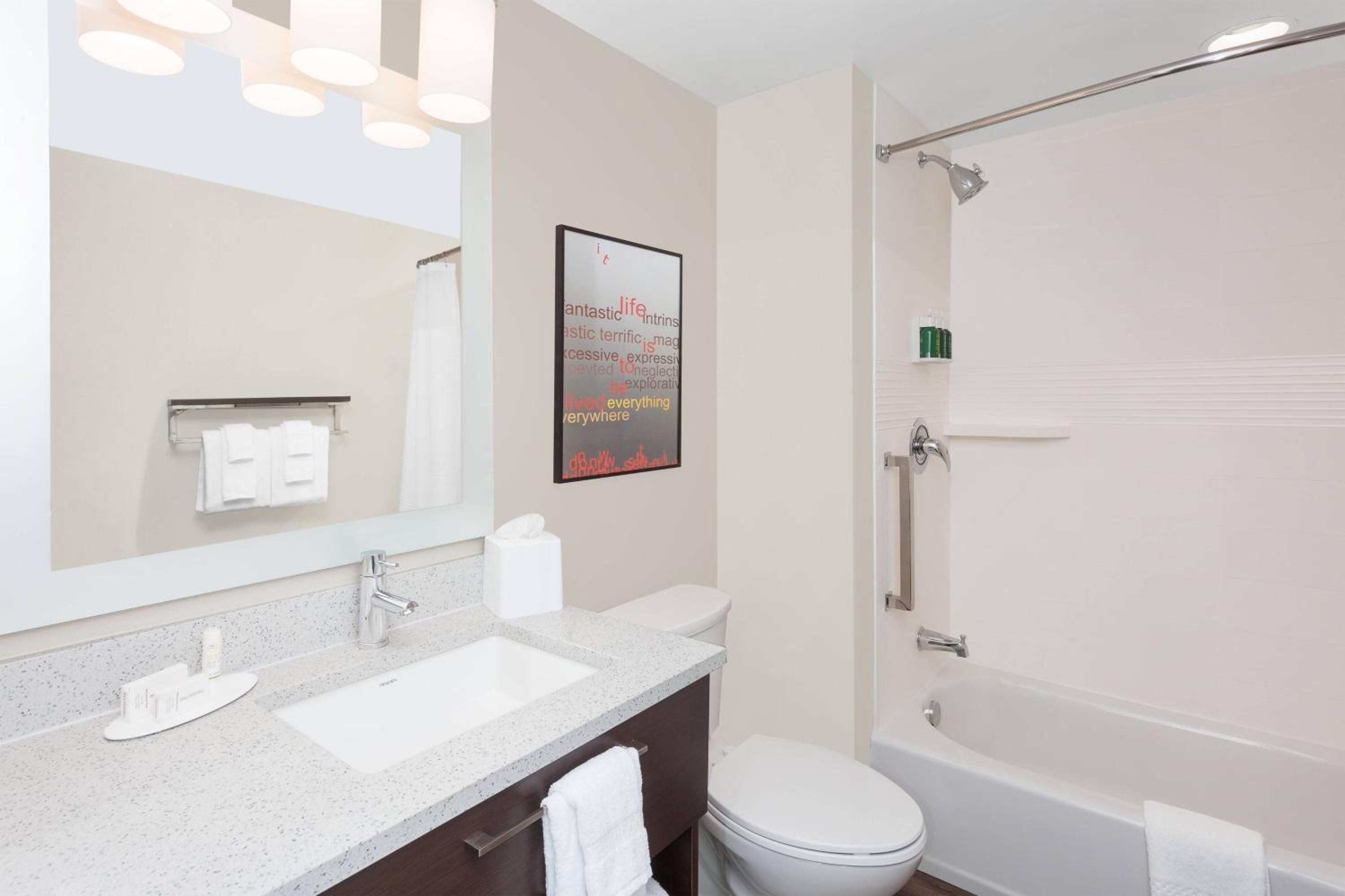 One-Bedroom Queen Suite photo 2