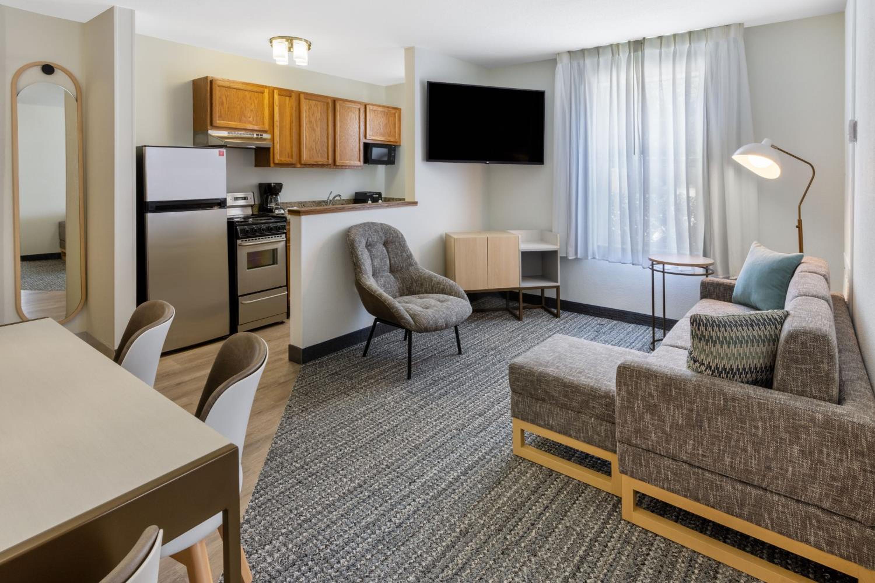 Two-Bedroom Suite - Photo 4