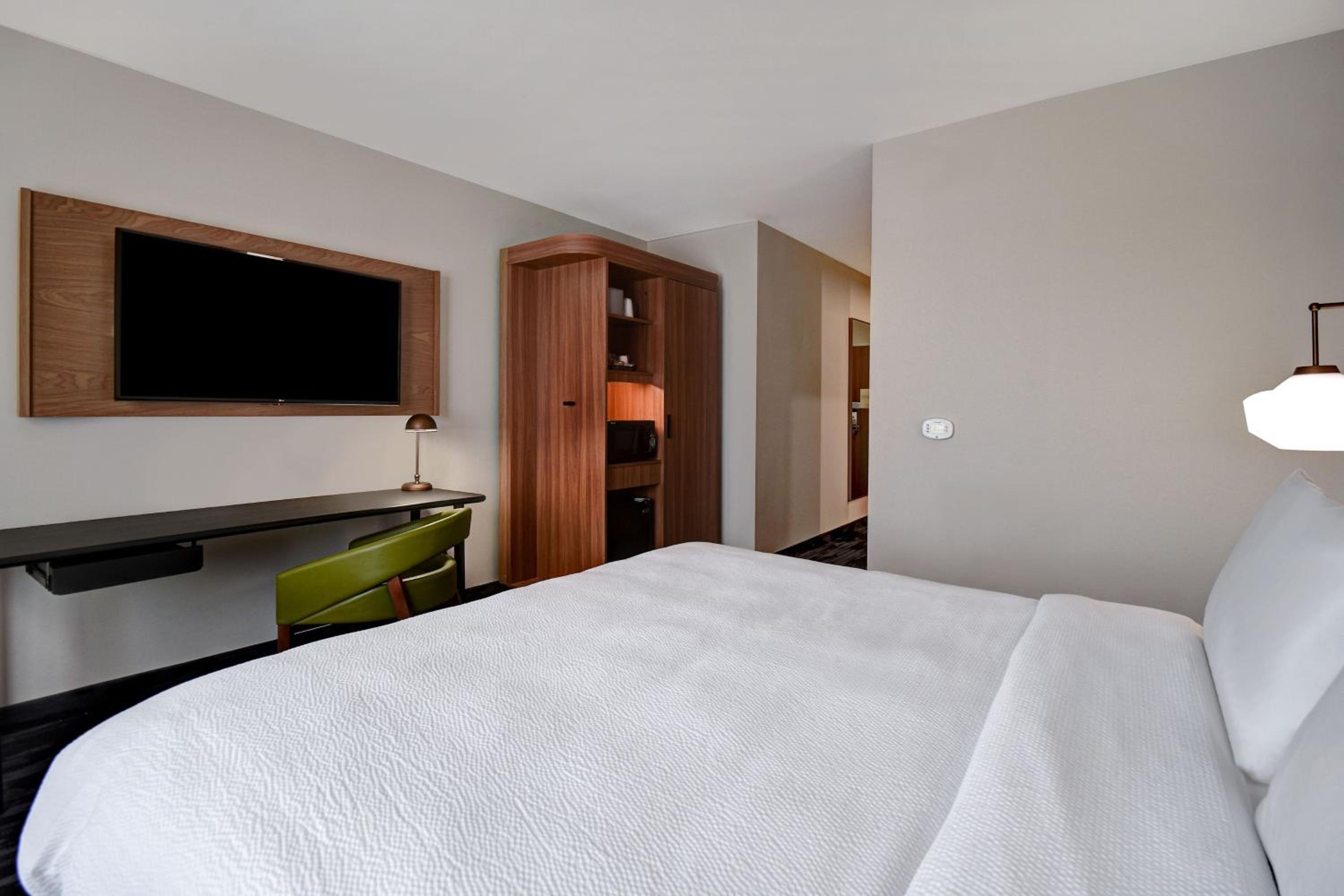 Studio with King Bed - Photo 1