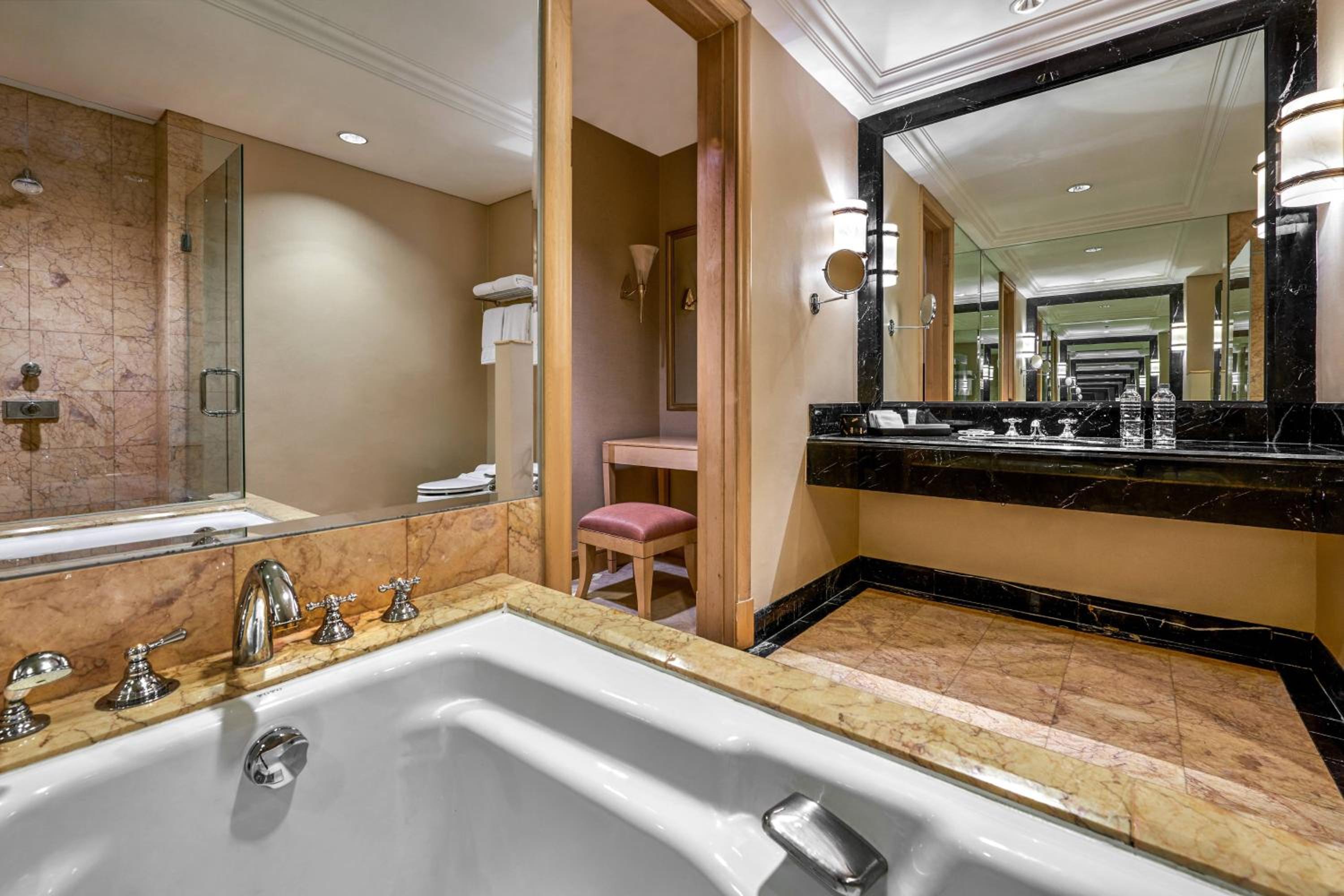 Premier King Room - Executive Lounge Access - Photo 4
