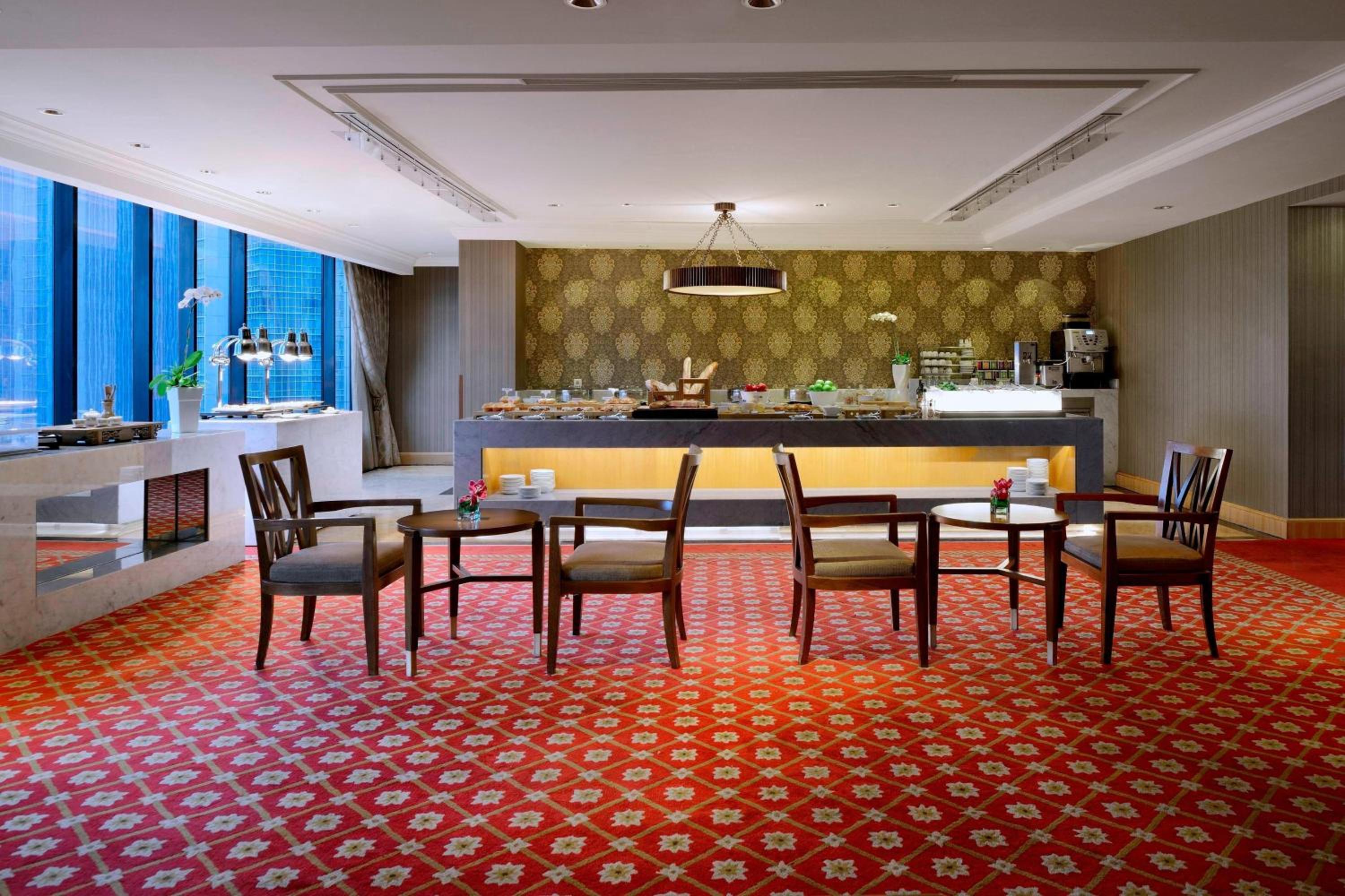 Premier King Room - Executive Lounge Access - Photo 6