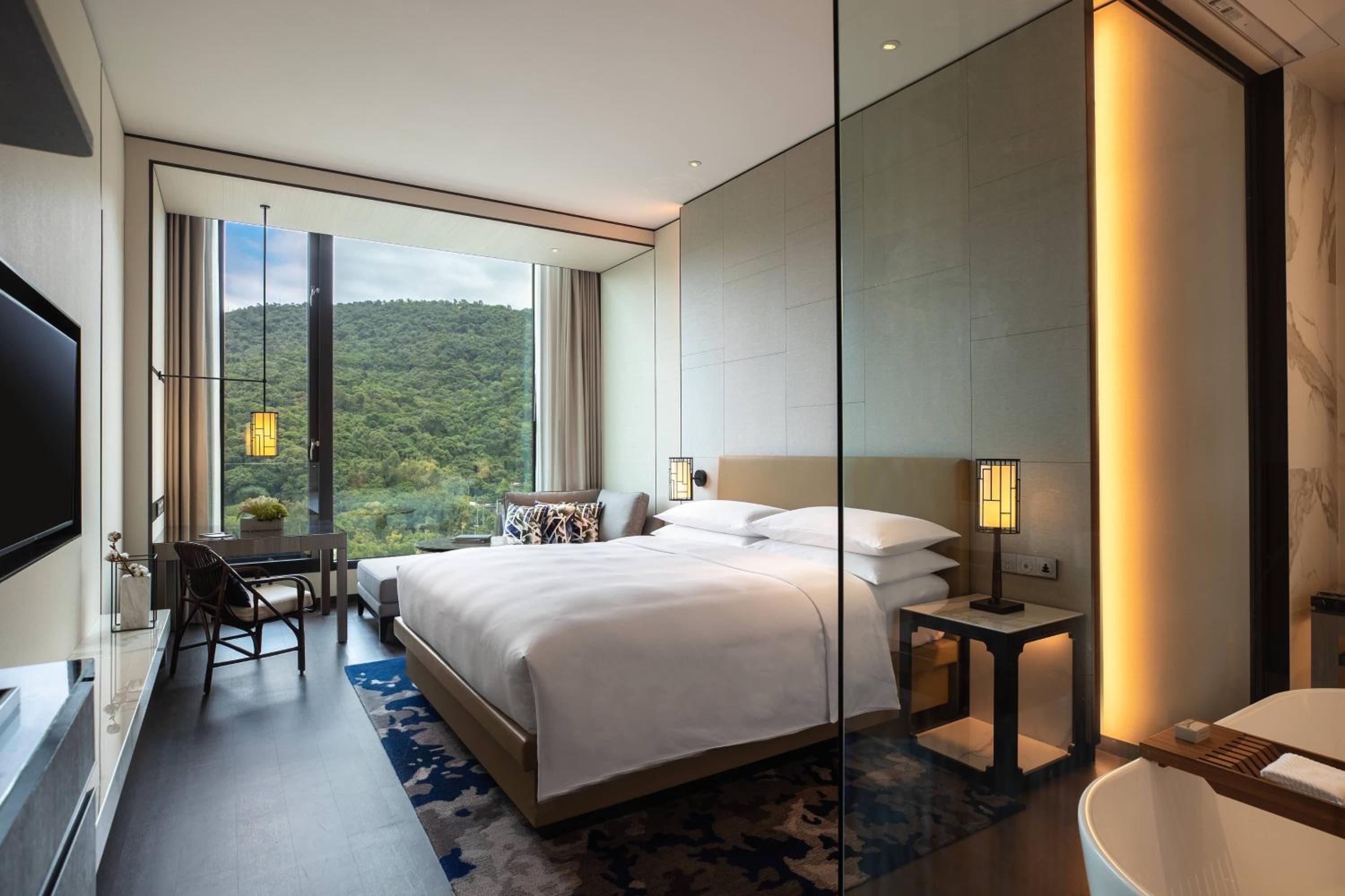 Premier Guest Room with King Bed and Sofa - Club Lounge photo 2