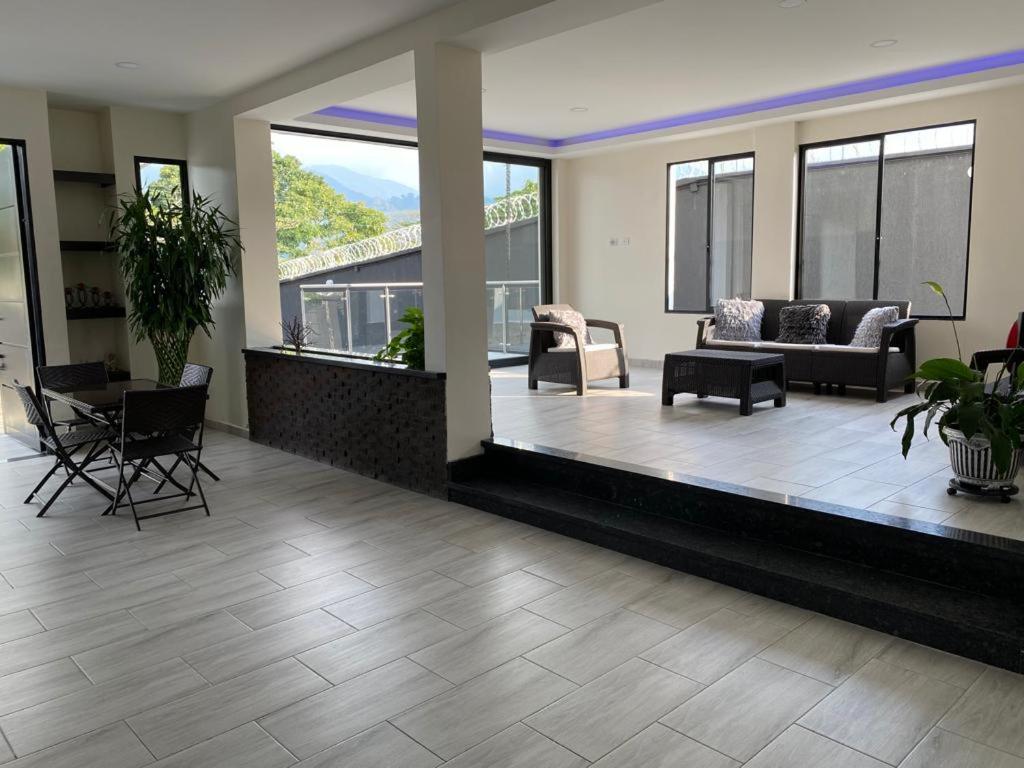 Five-Bedroom House photo 3