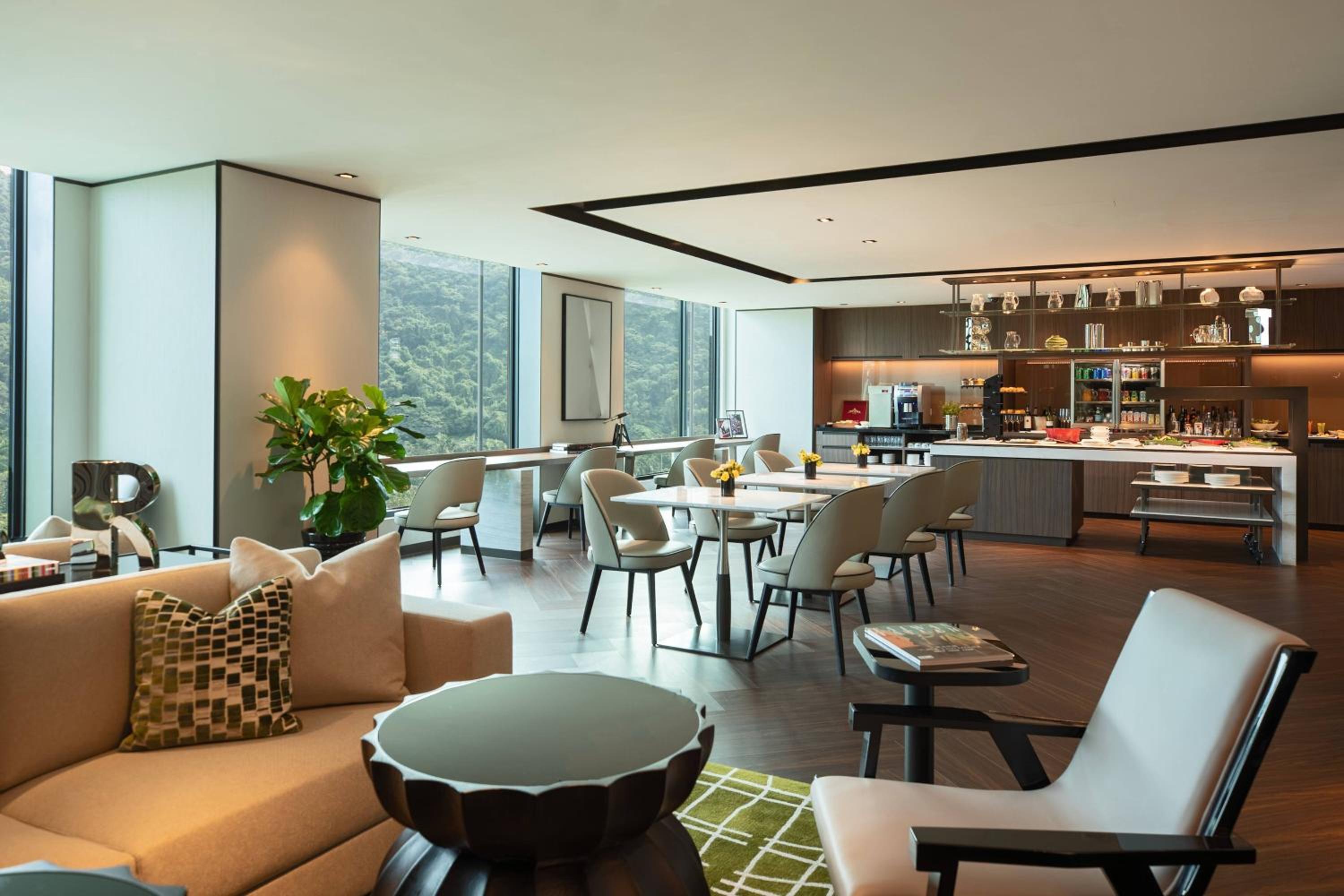 Deluxe Guest Room with King Bed and Sofa - Club Lounge photo 3