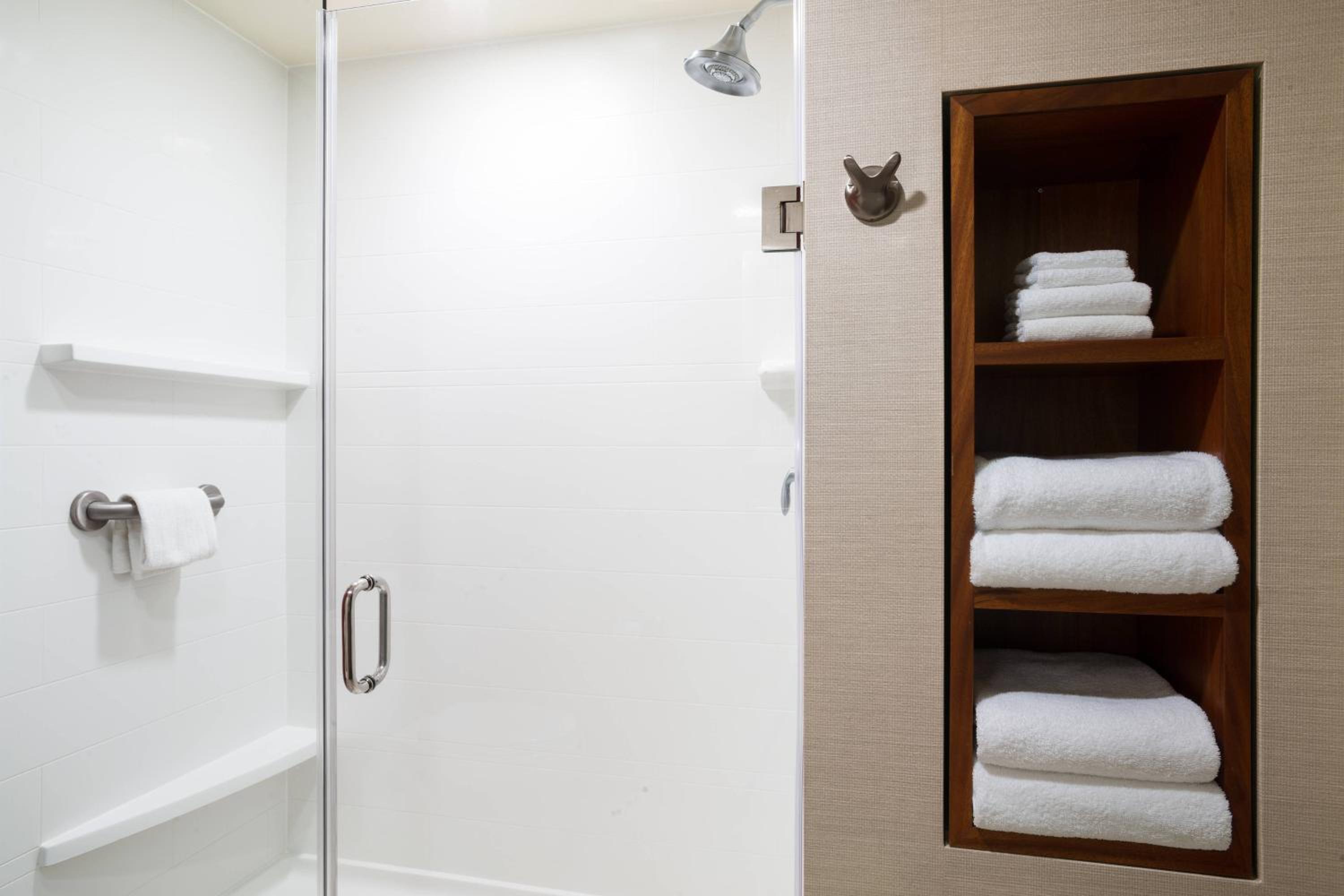 1 Bedroom 2 room Suite, 1 King, Sofa bed - Photo 3