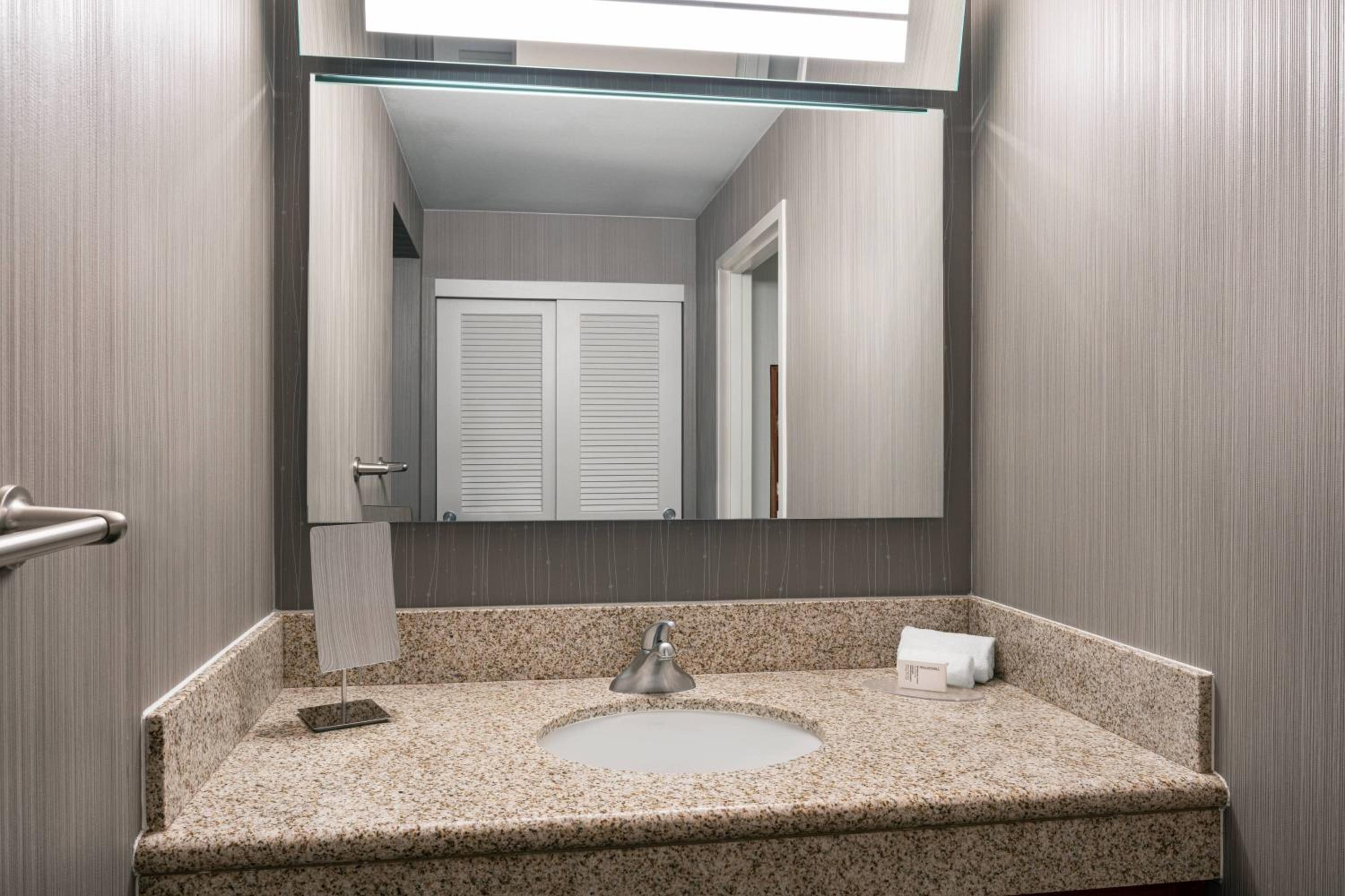 1 Bedroom 2 room Suite, 1 King, Sofa bed - Photo 7