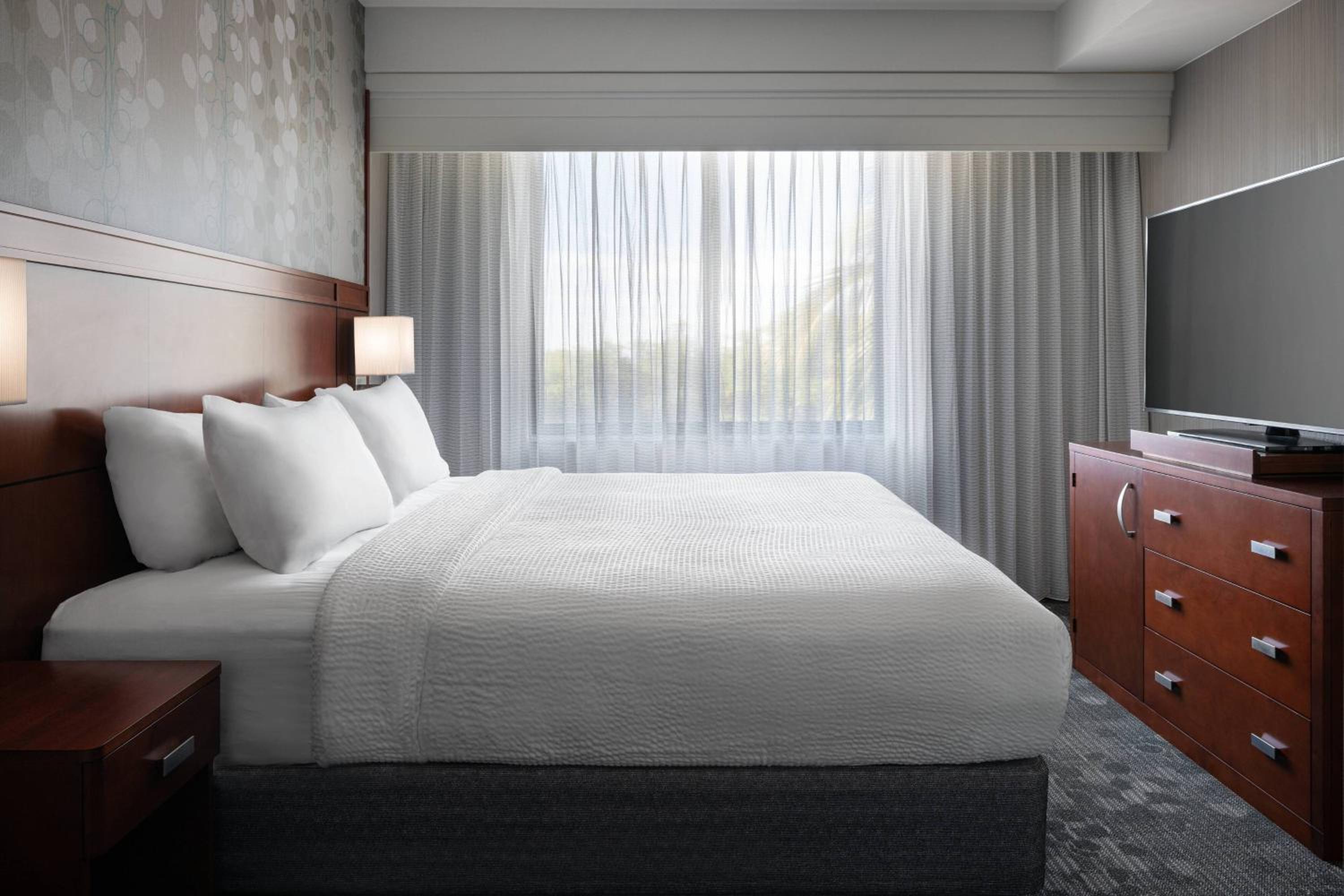 1 Bedroom 2 room Suite, 1 King, Sofa bed - Photo 5
