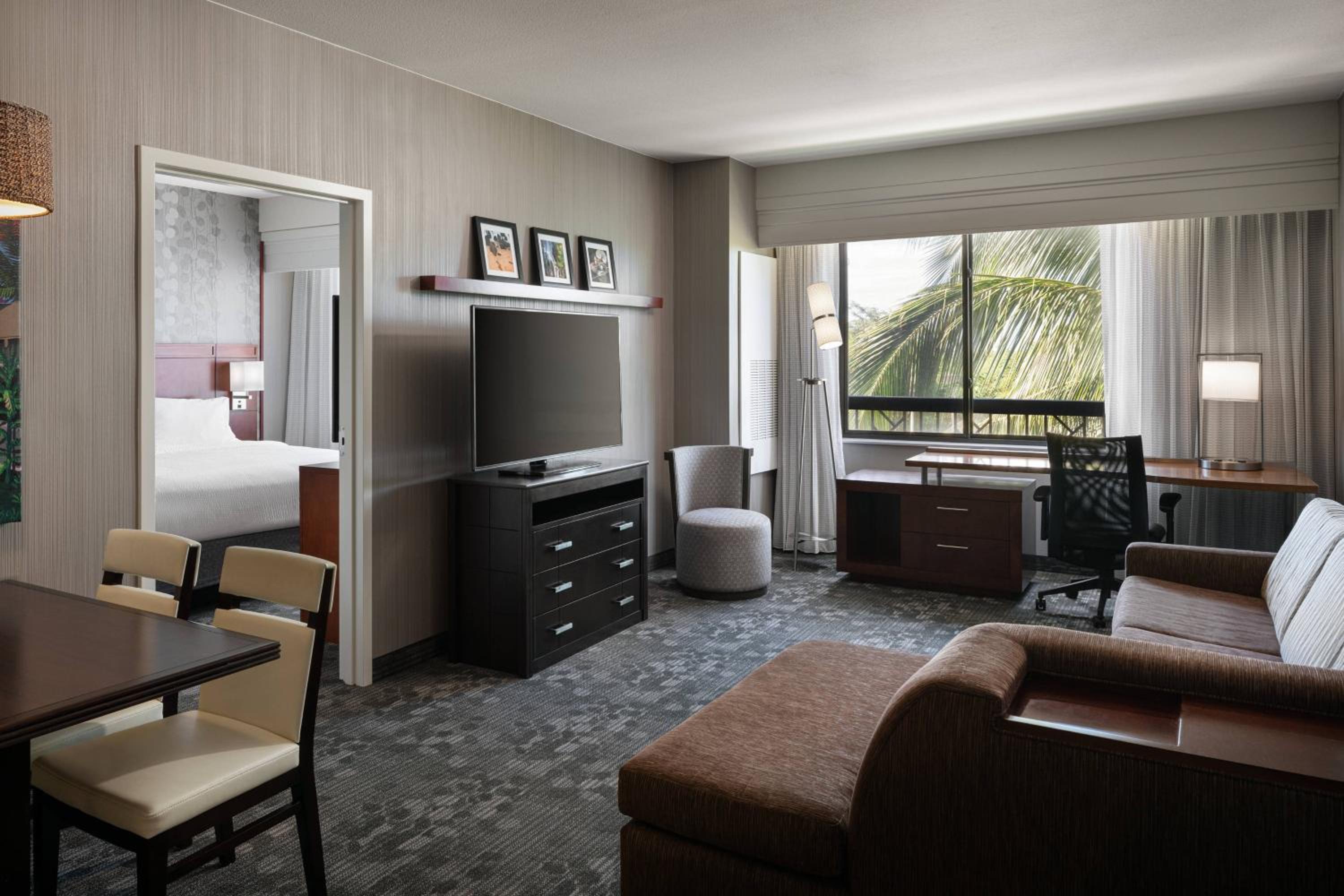 1 Bedroom 2 room Suite, 1 King, Sofa bed - Photo 4