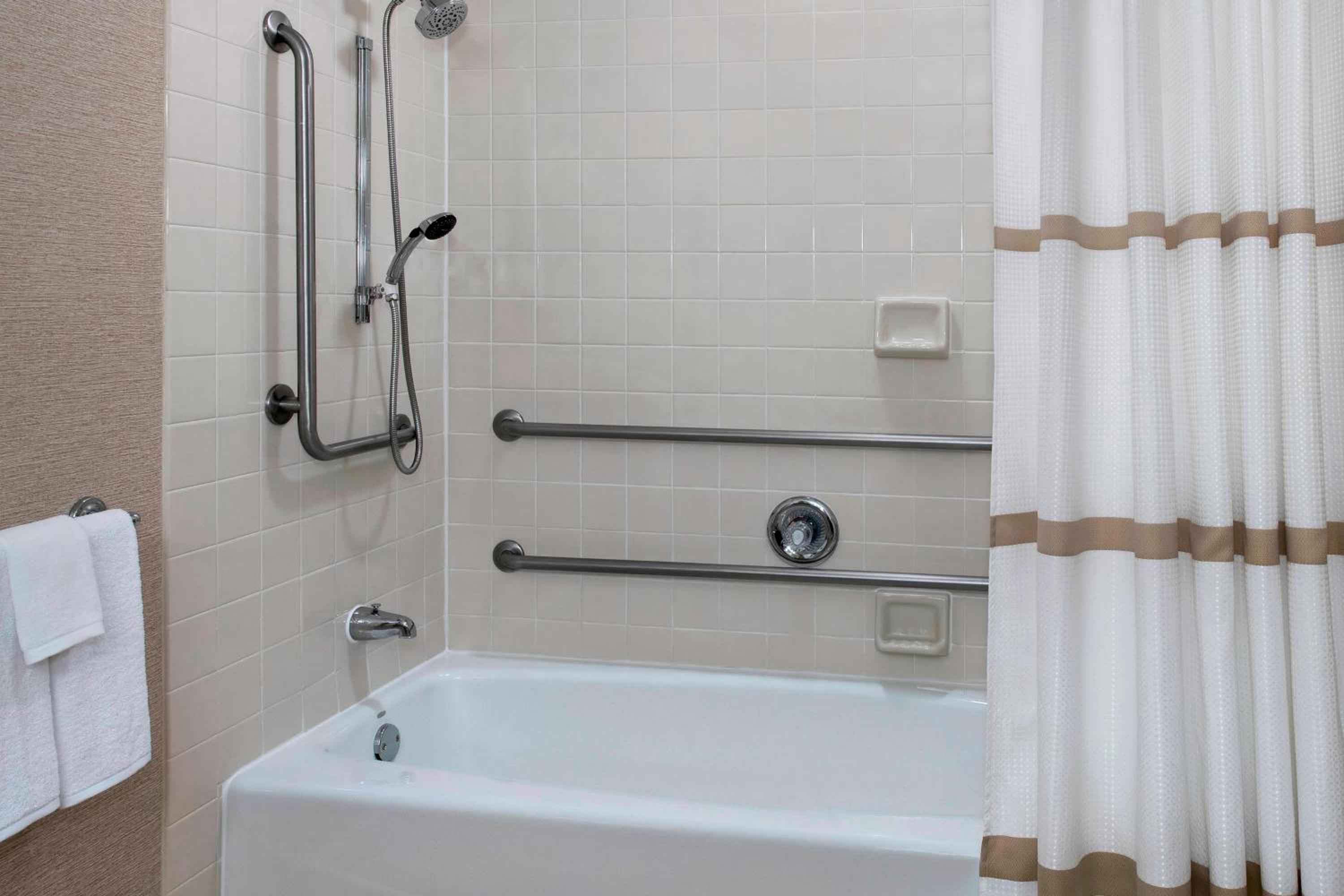 King Room with Adapted Tub - Mobility Accessible - Photo 5