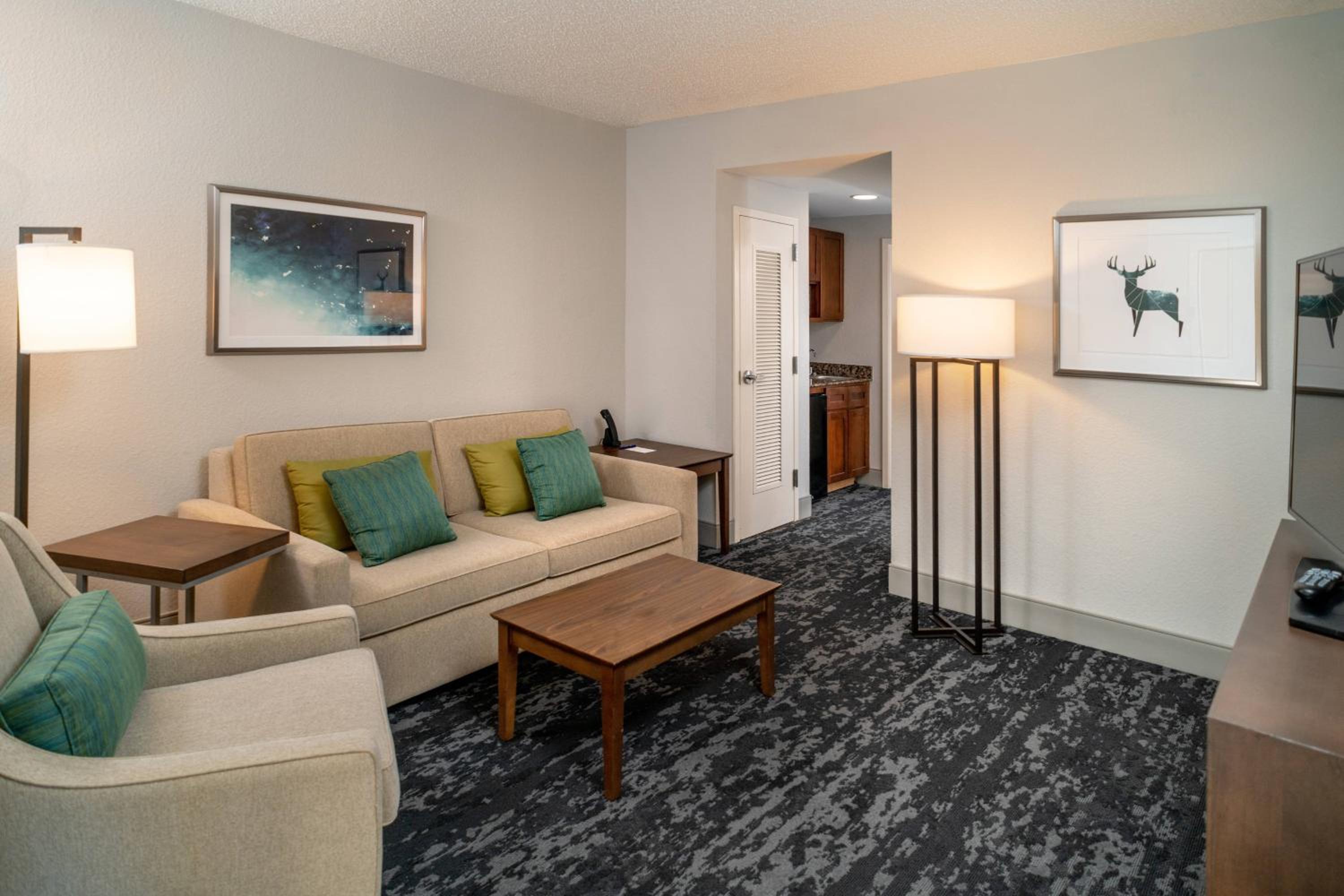 Executive Suite, 2 Queen, Sofa bed - Photo 2