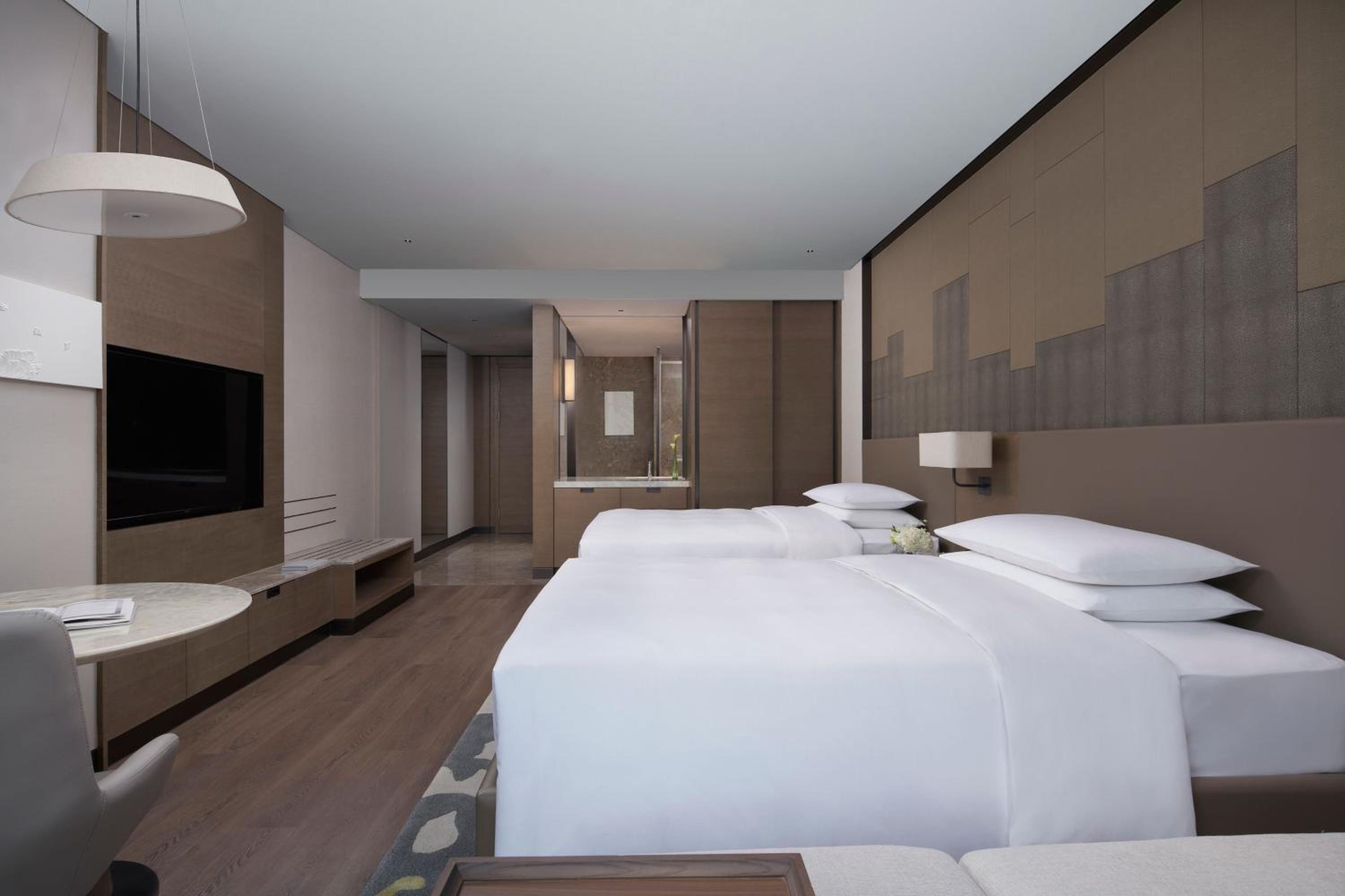 Double Room with Two Double Beds and City View - Club Level - Photo 3