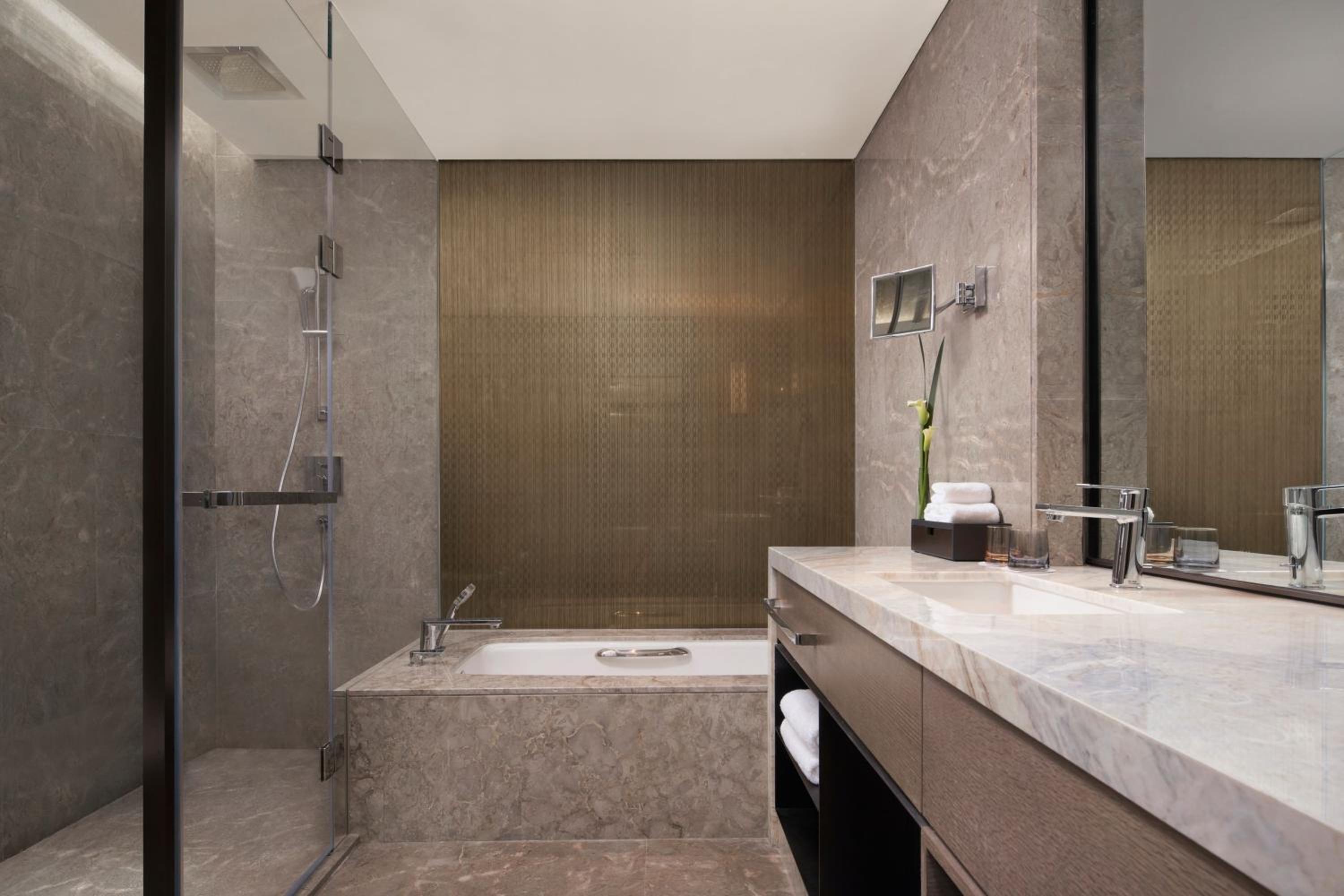 Double Room with Two Double Beds and City View - Club Level - Photo 4