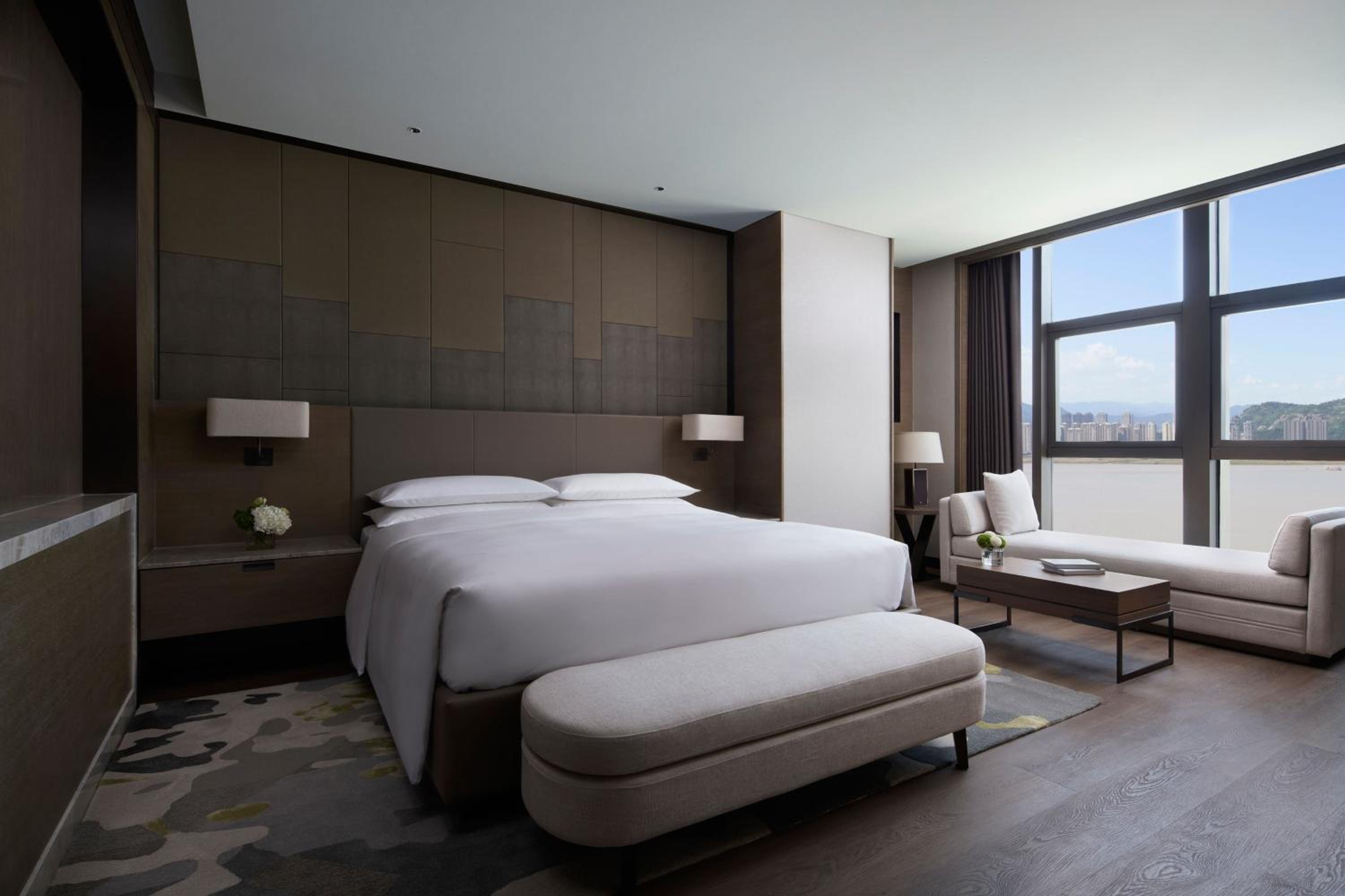 One-Bedroom King Suite with River View - Club Lounge Access