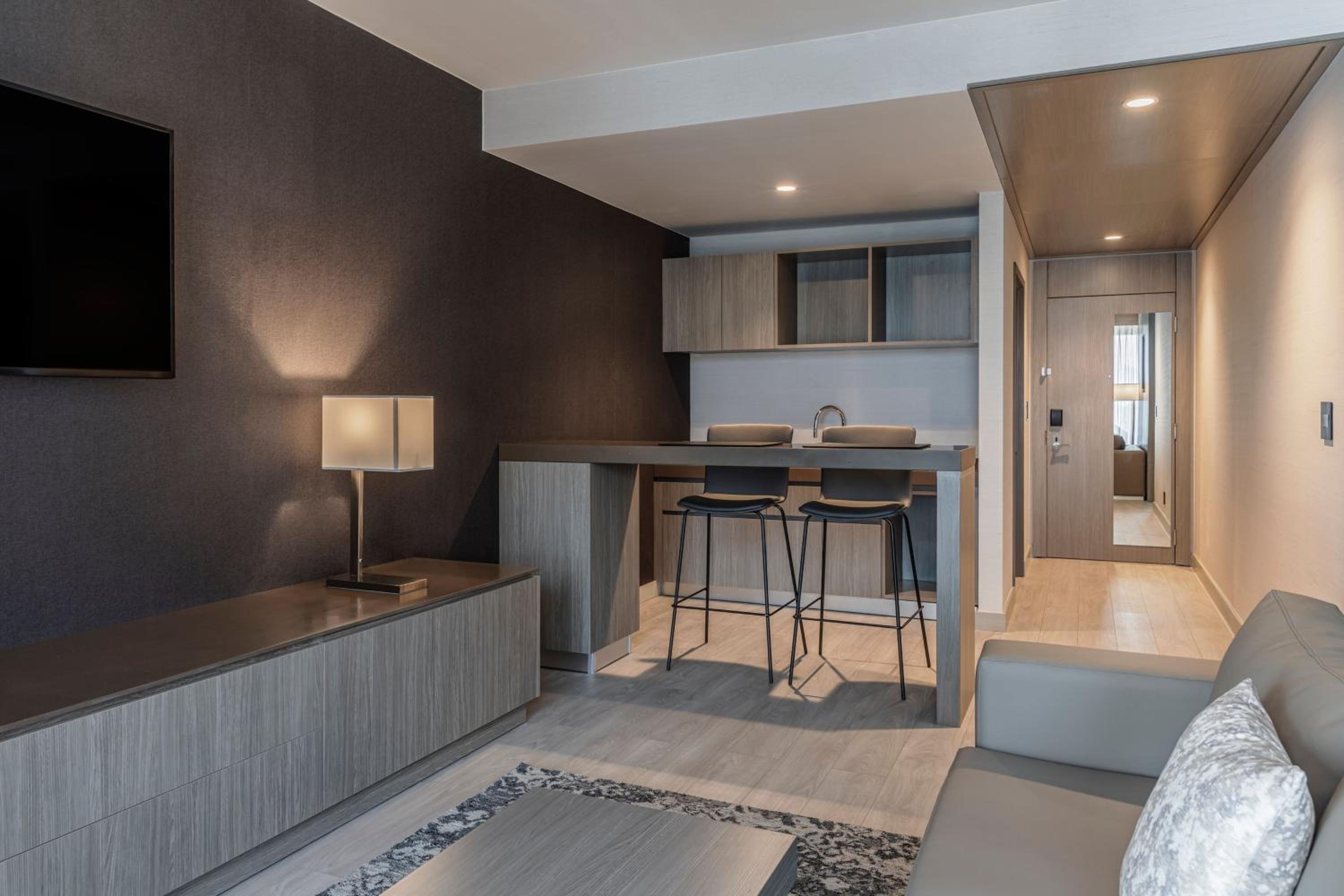 AC King Suite - Photo 2