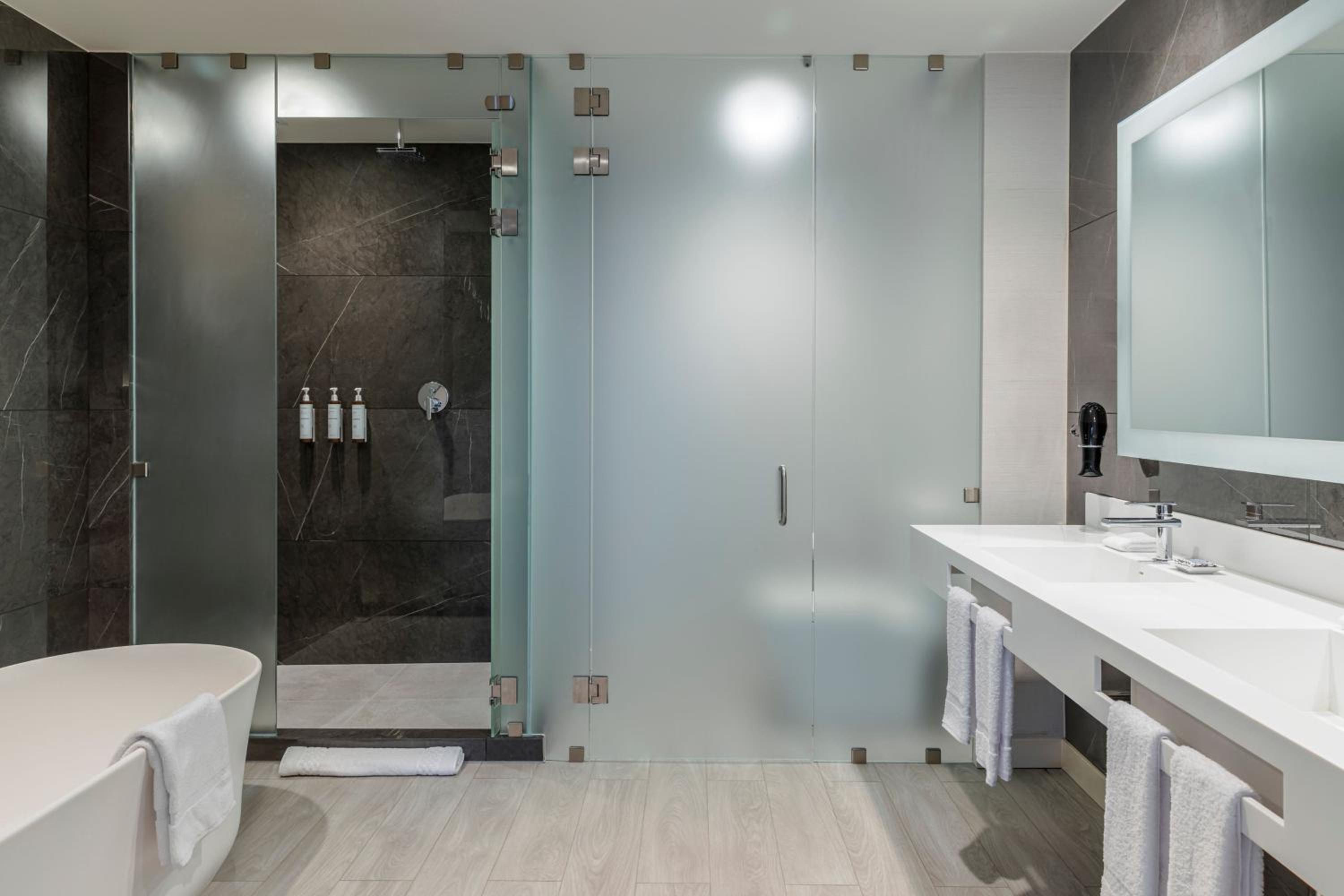 AC King Suite - Photo 3