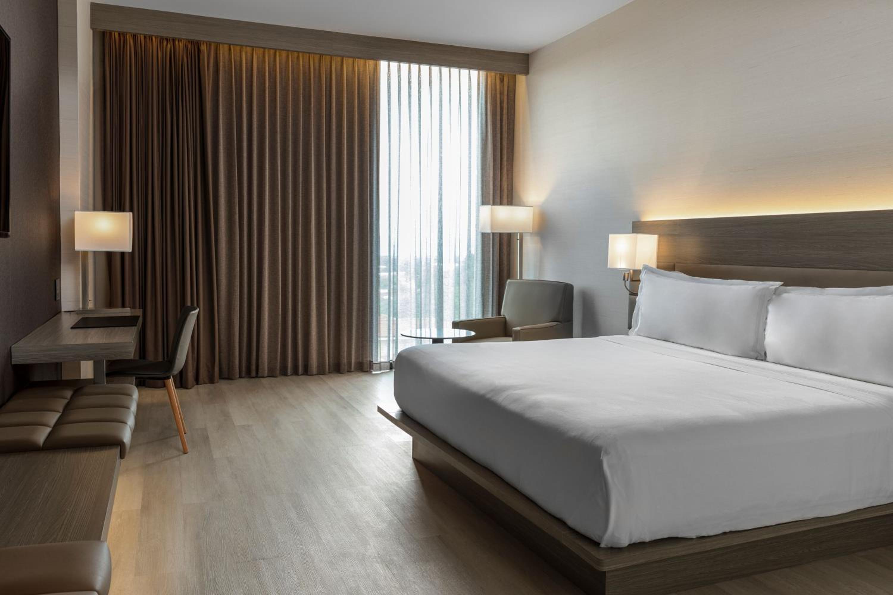 AC Guest Room King - Photo 4