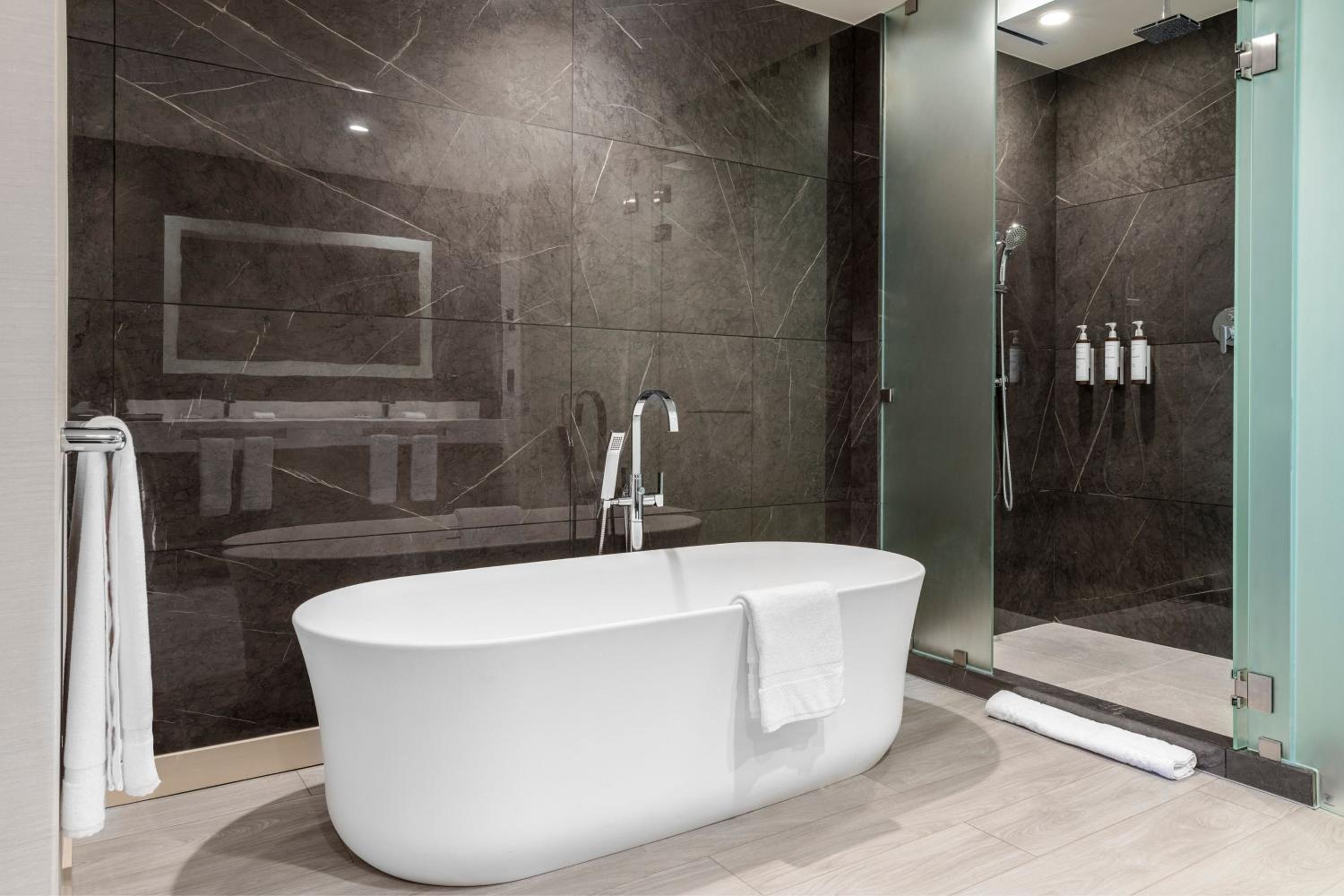 AC King Suite - Photo 5