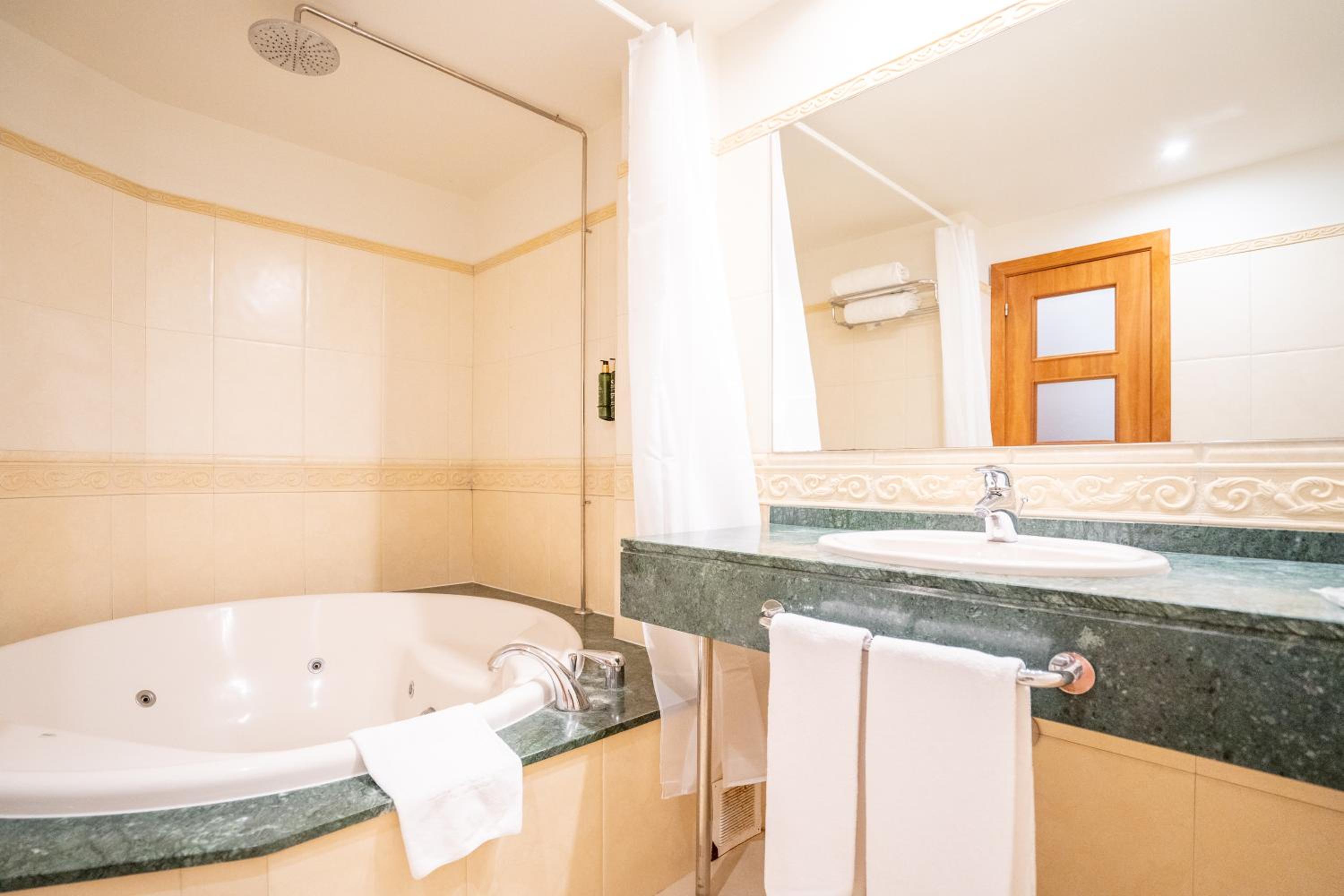 Deluxe Junior Suite photo 3