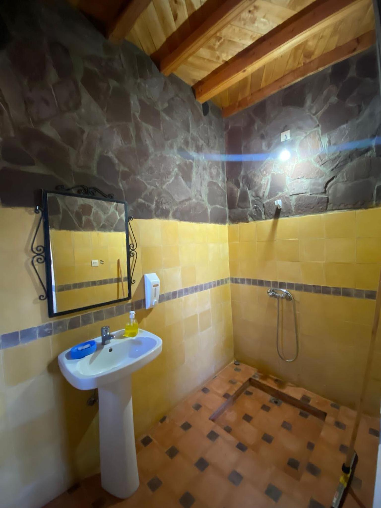 Deluxe Double Room with Shower photo 2