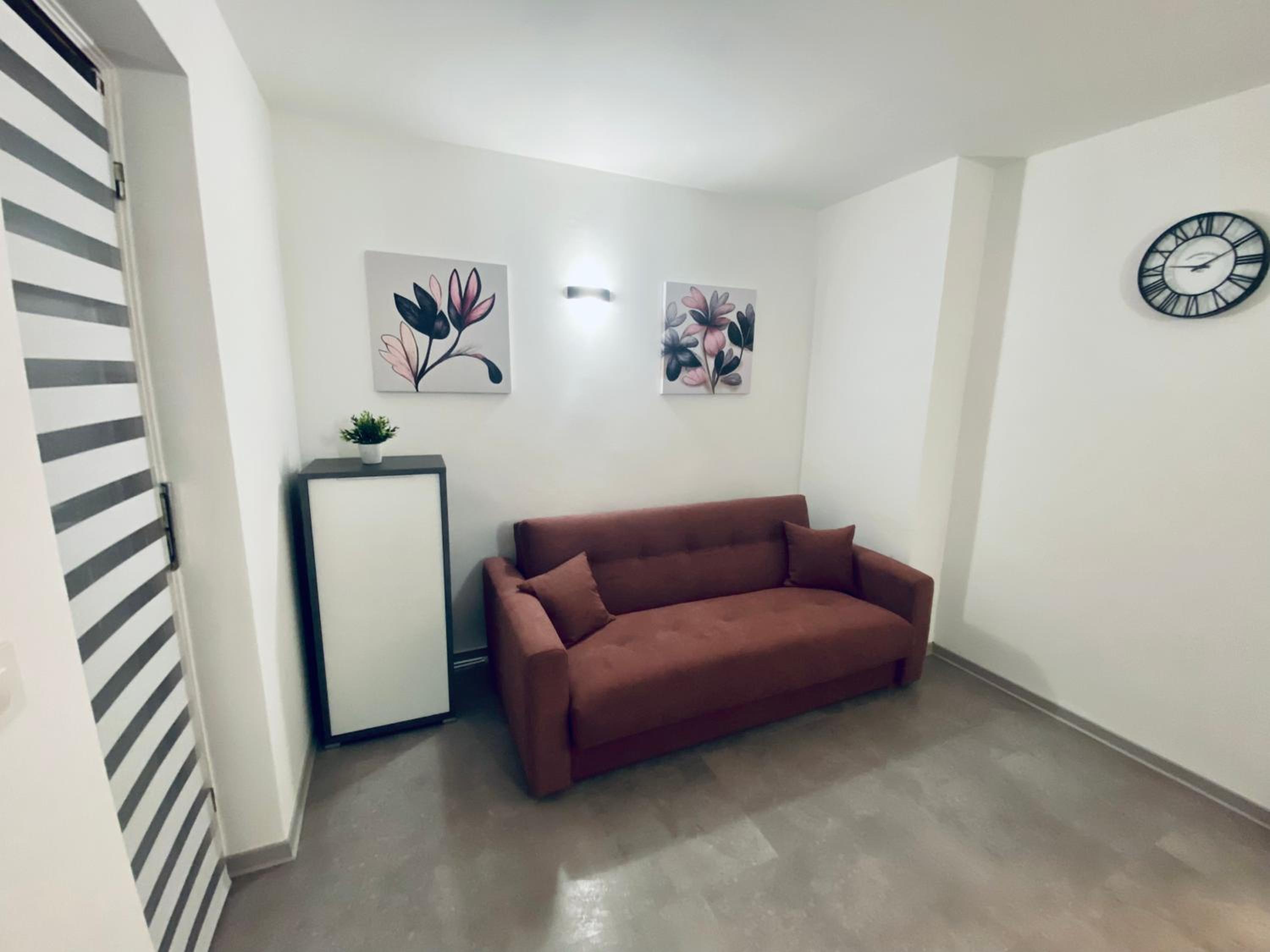 One-Bedroom Apartment photo 1