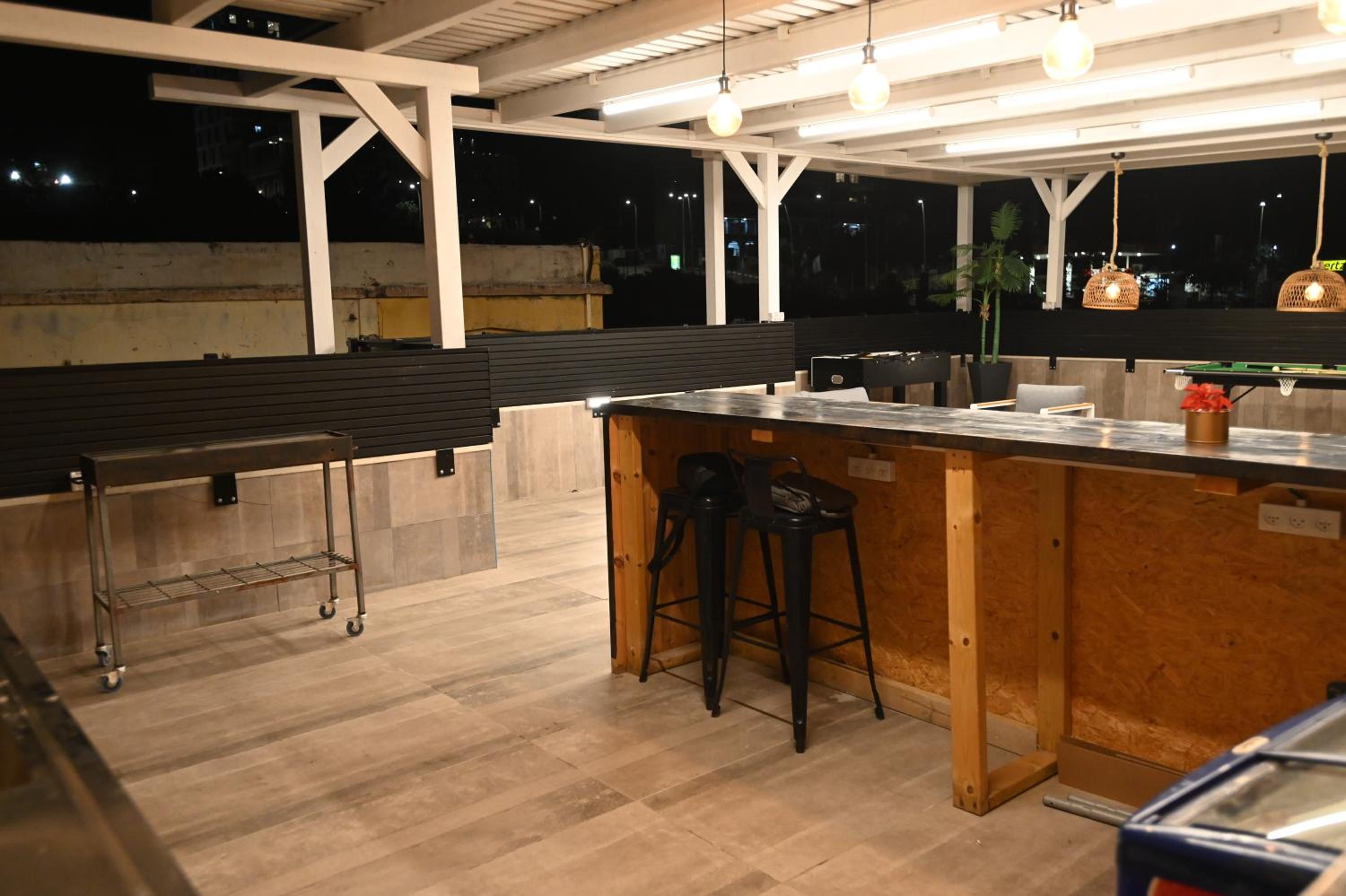 Eight-Bedroom House photo 3