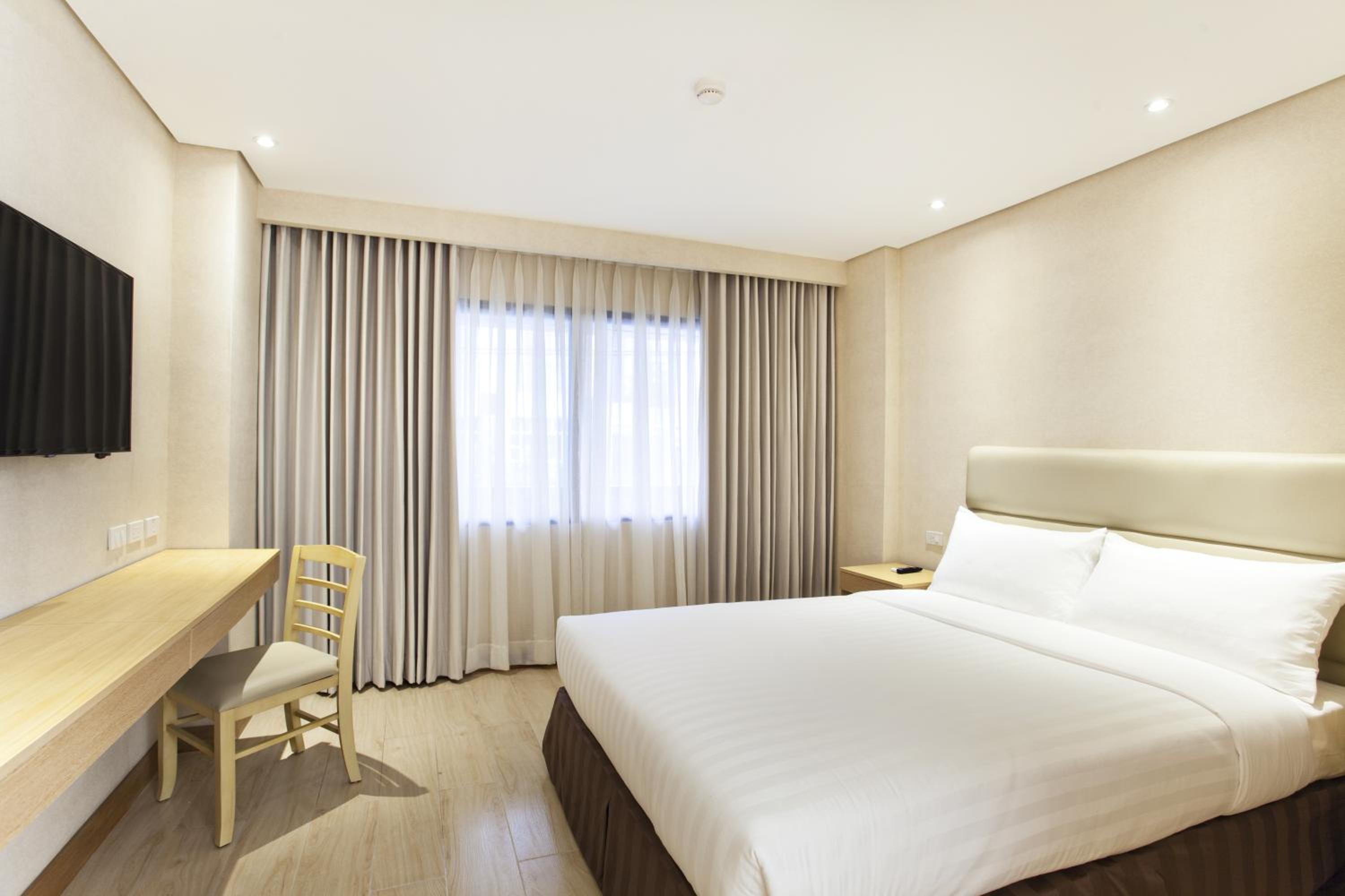 Business Queen Room