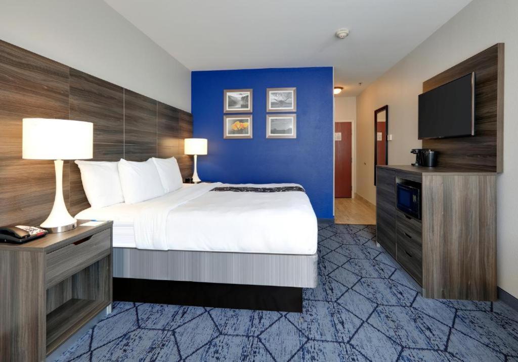 King Room with Bath Tub - Mobility/Hearing Accessible - Non-Smoking - Photo 2