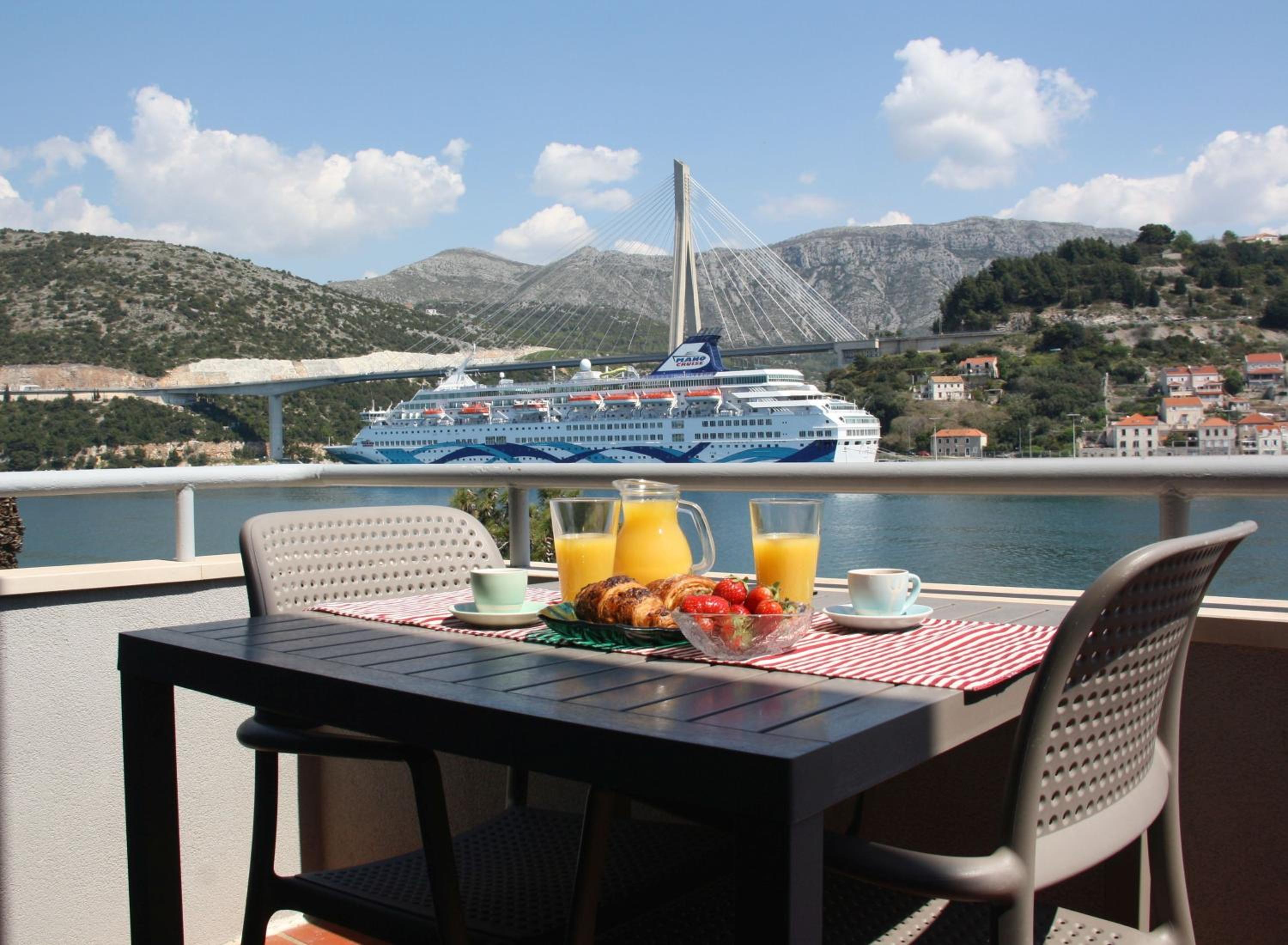 Comfort Two-Bedroom Apartment with Terrace and Sea View